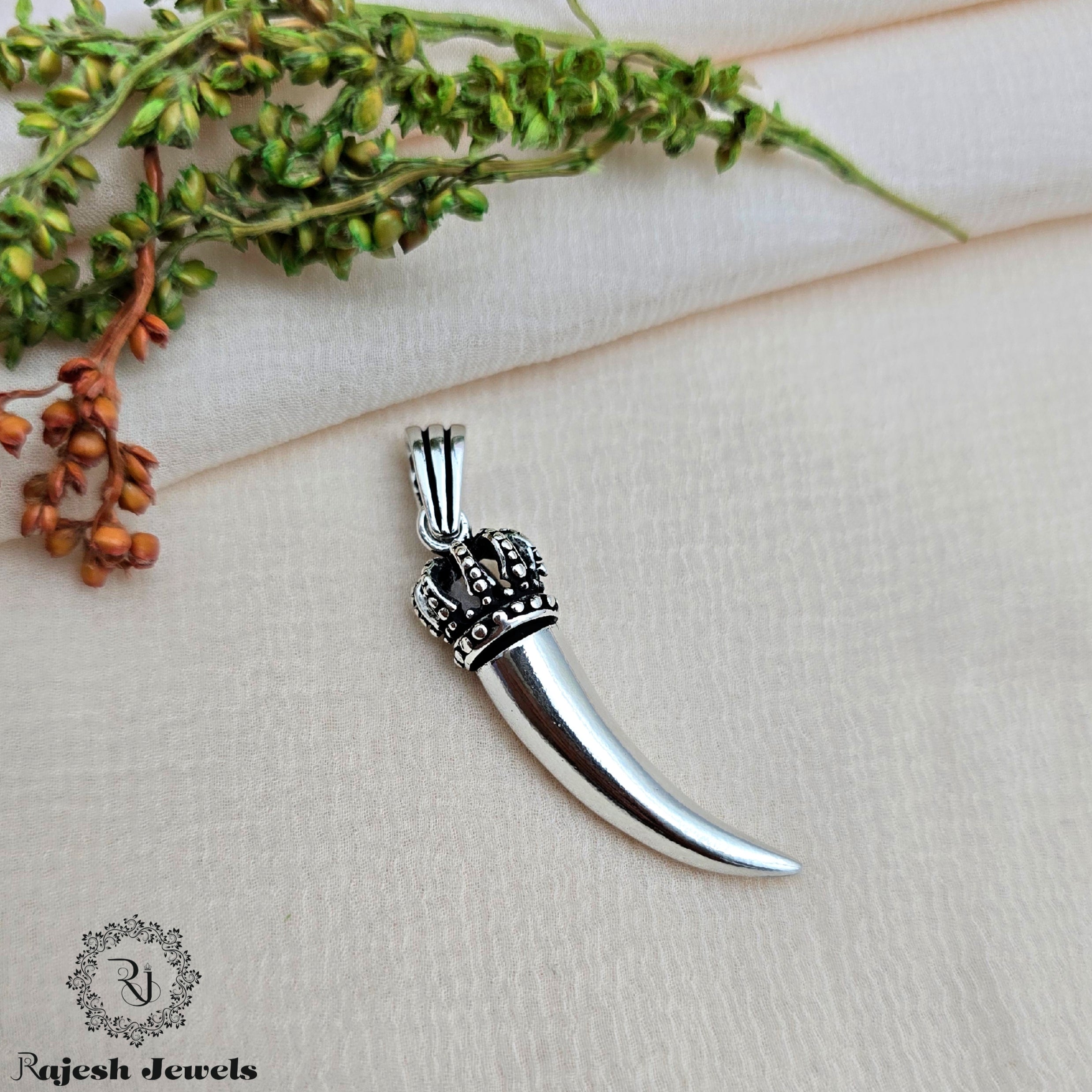 Sharp Tiger Nail Silver Pendant