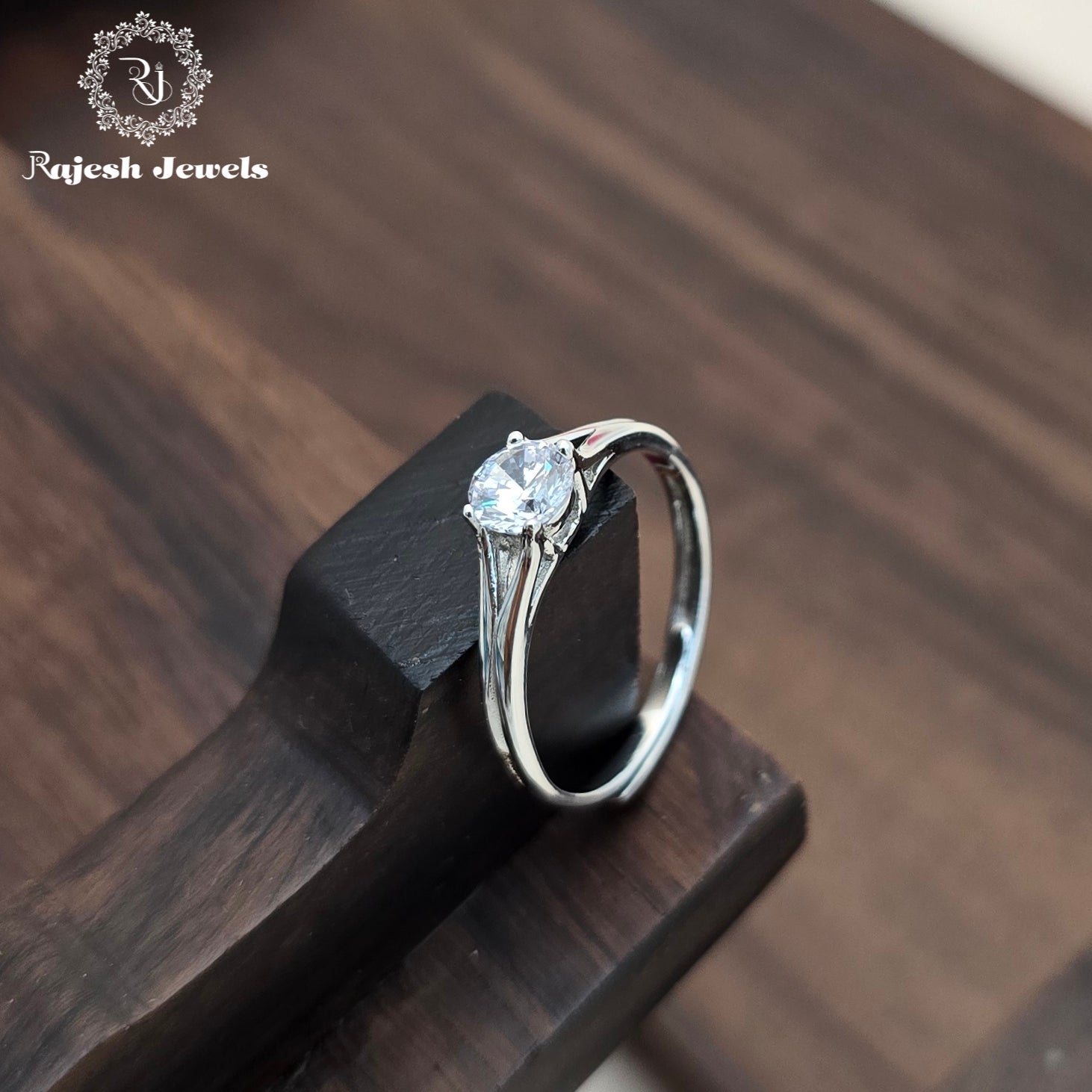 Single Stone Ladies Finger Ring