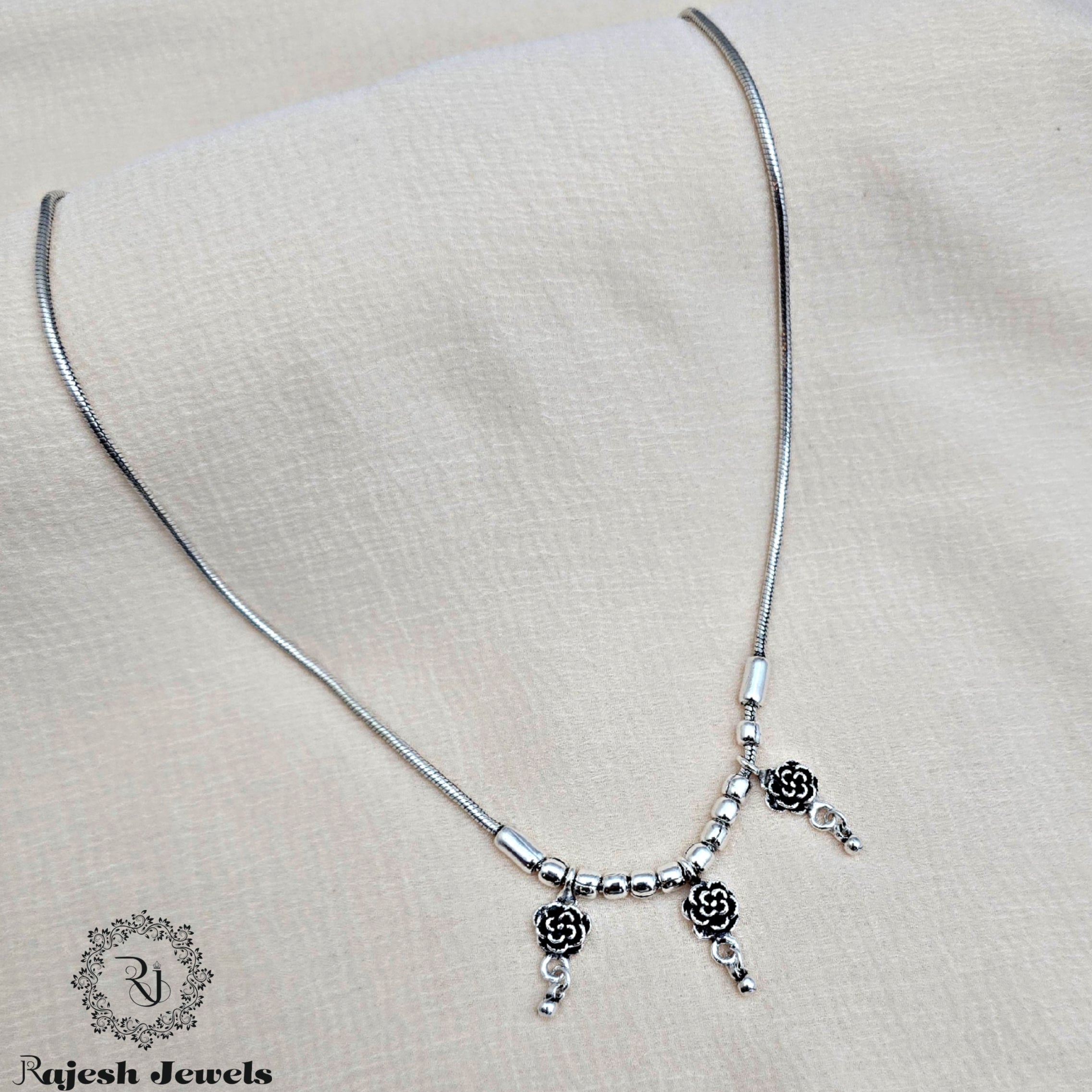 Triplet Floral Oxidised Neckchain