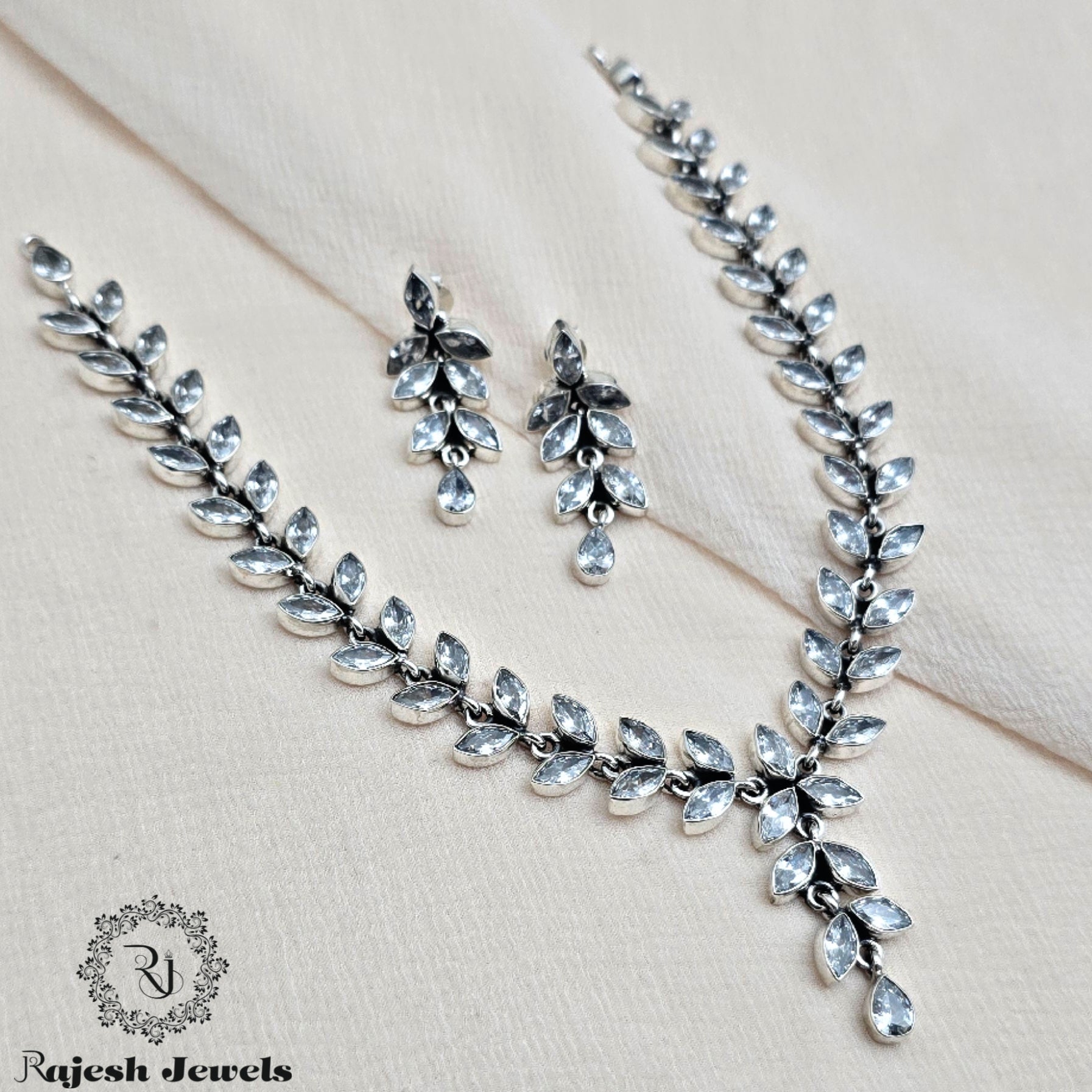 Lighting Shine Cutstone Oxidised Necklace