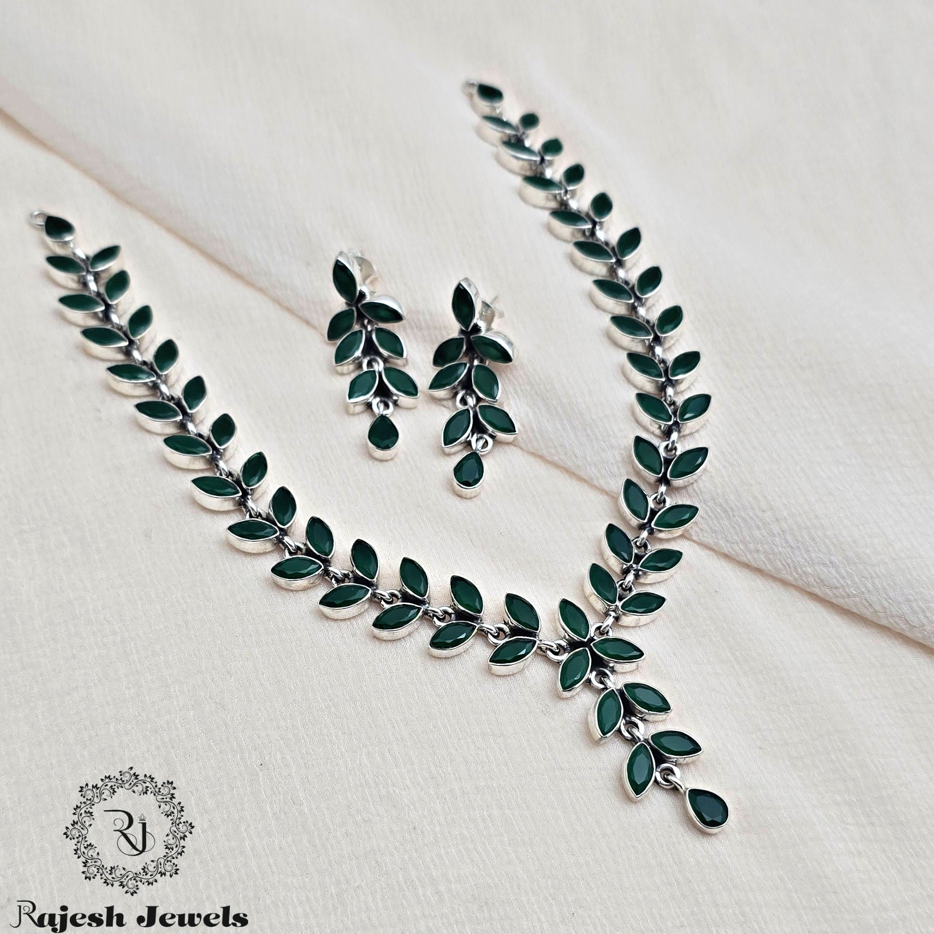 Mesmerizing Green Cutstone Oxidised Necklace