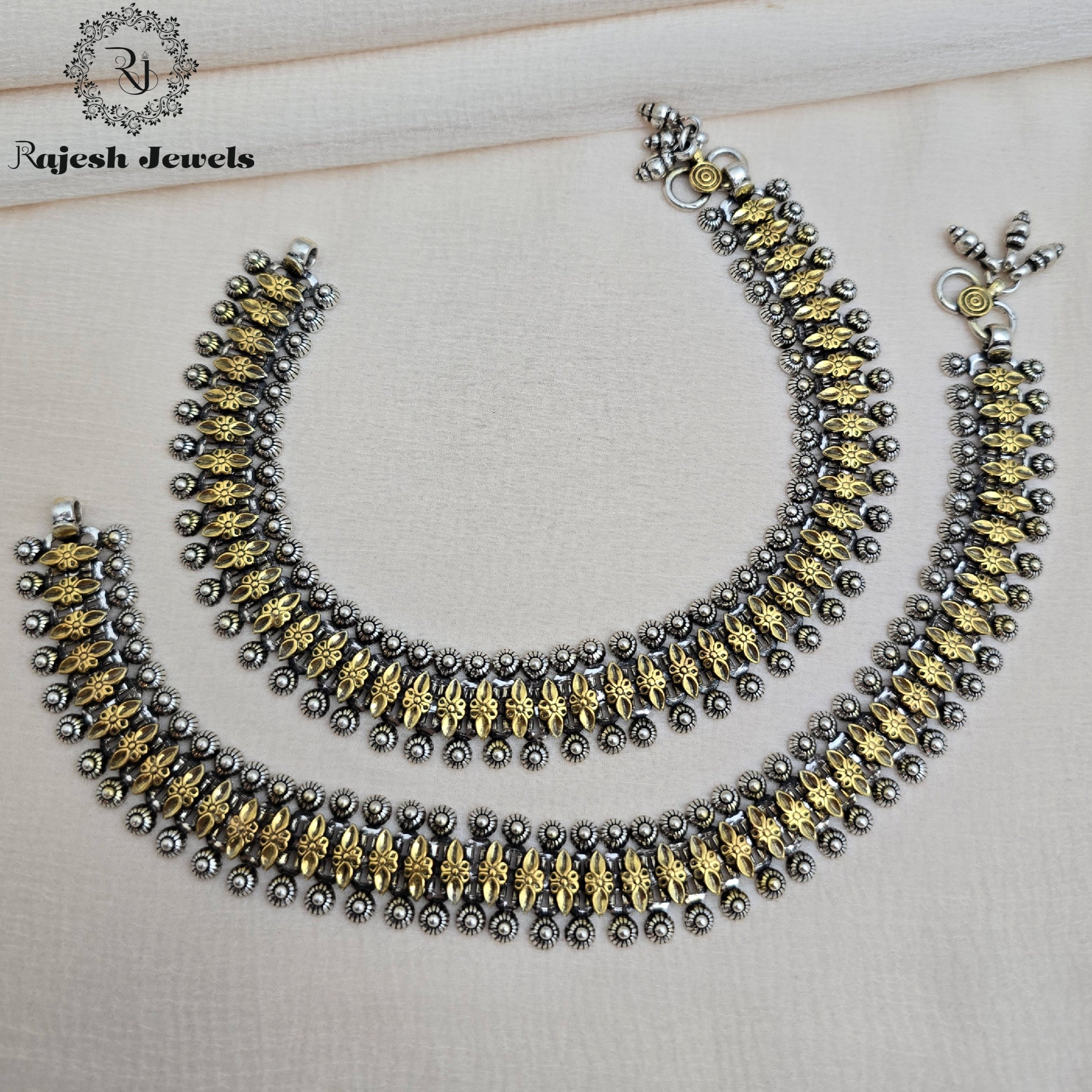 Fascinating Dual Tone Oxidised Anklet