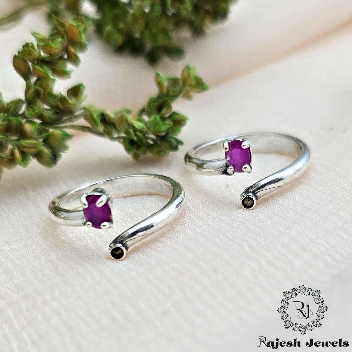 Red Top Adjustable Marcasite Toerings