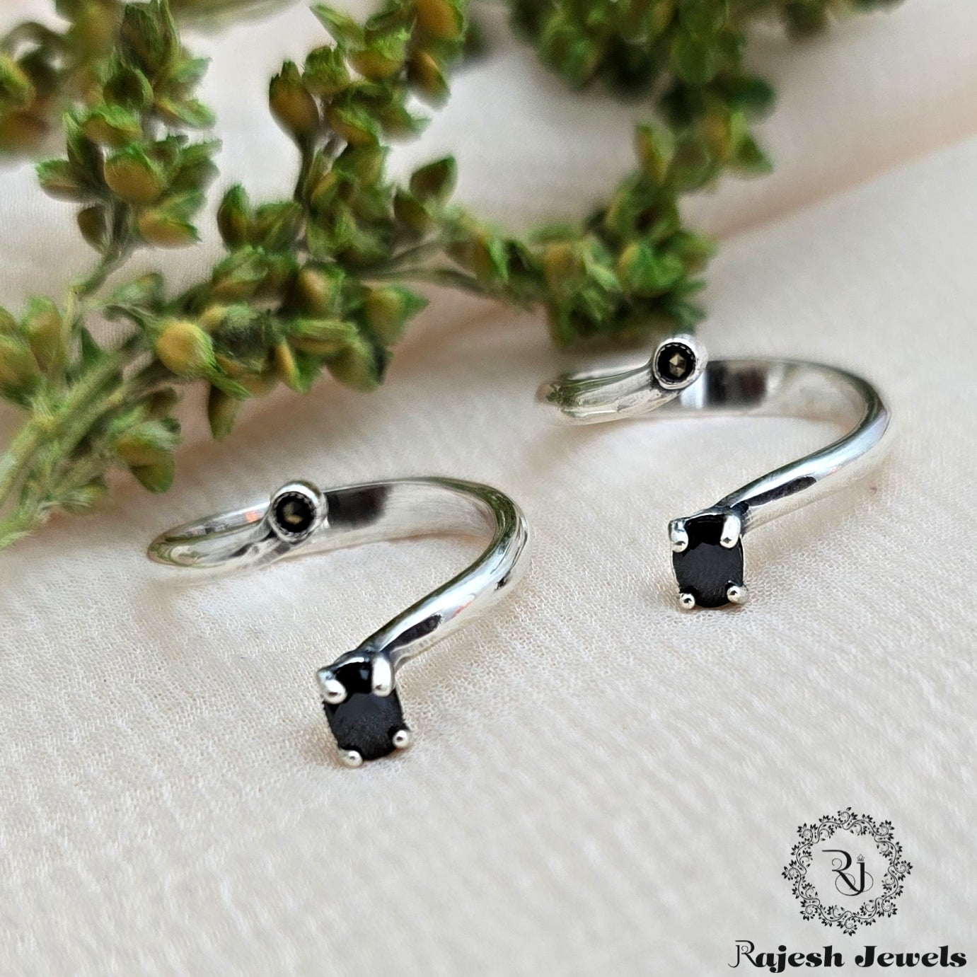 Beautiful Black Marcasite Toerings