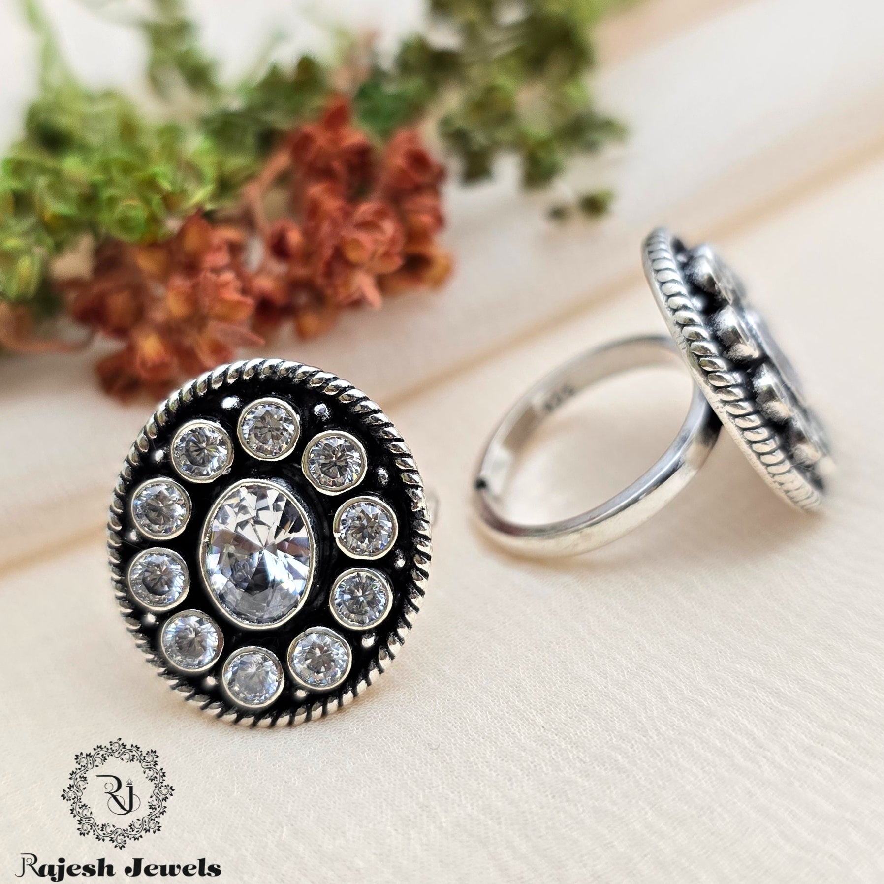 Sparkling Oval Cutstone Toerings