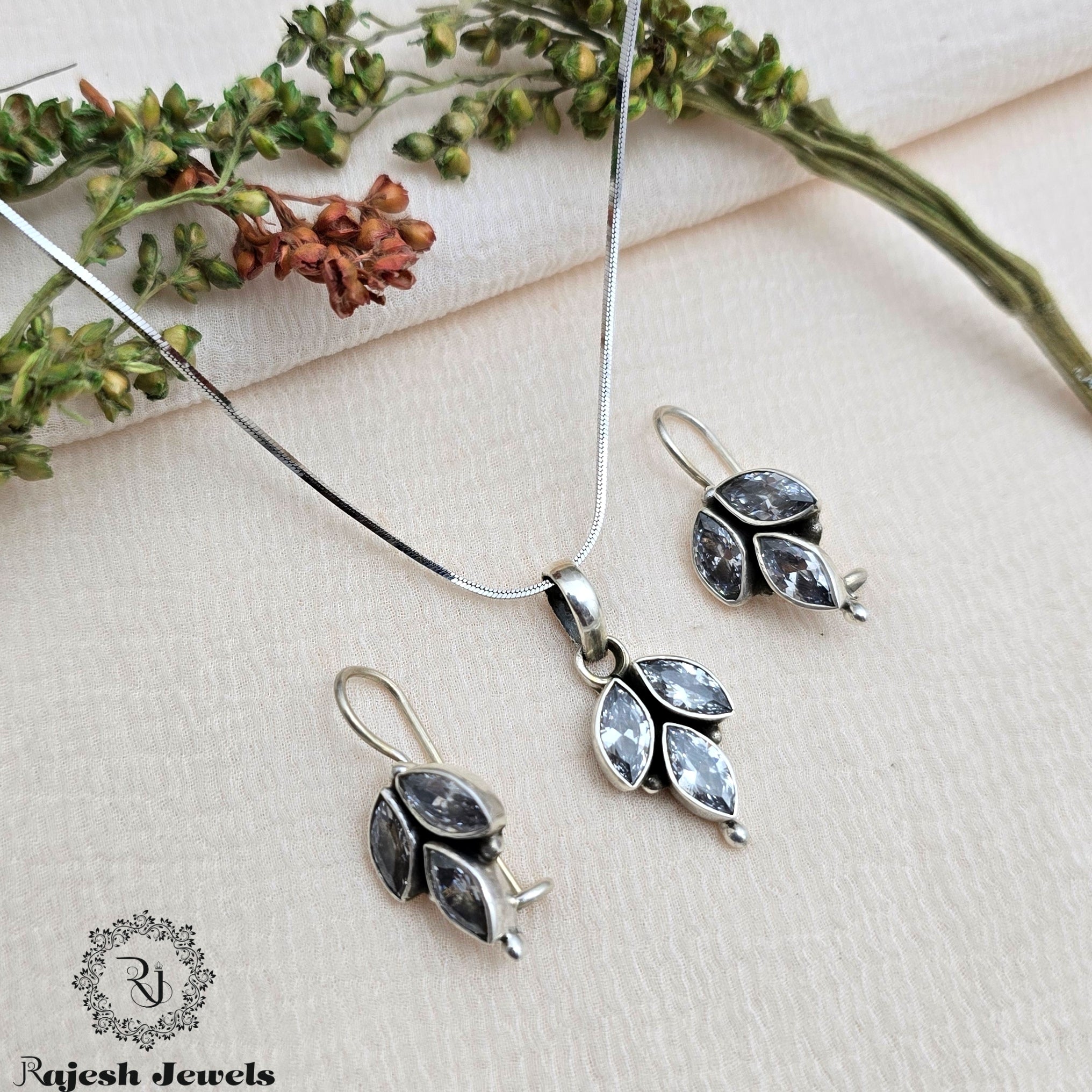 Pleasing Teardrop Cutstone Pendant Set