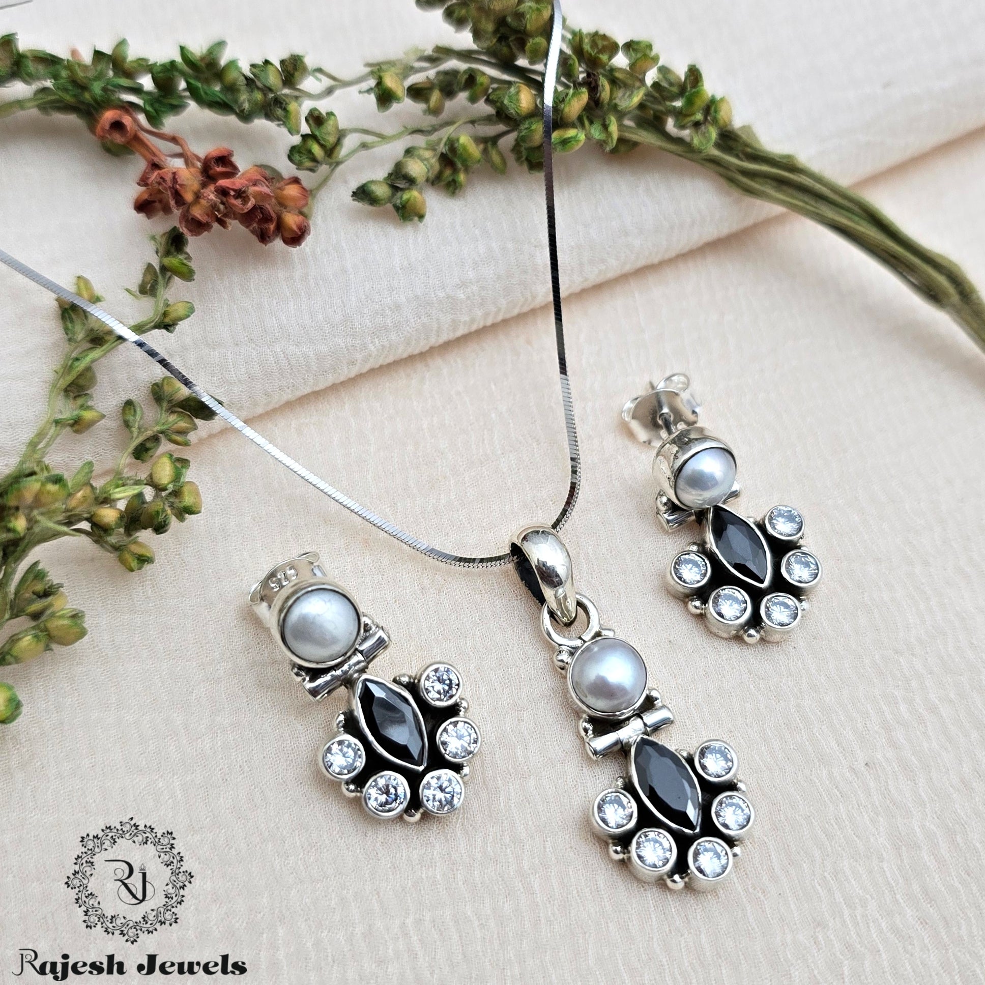 Dazzling Black Cutstone Pendant Set