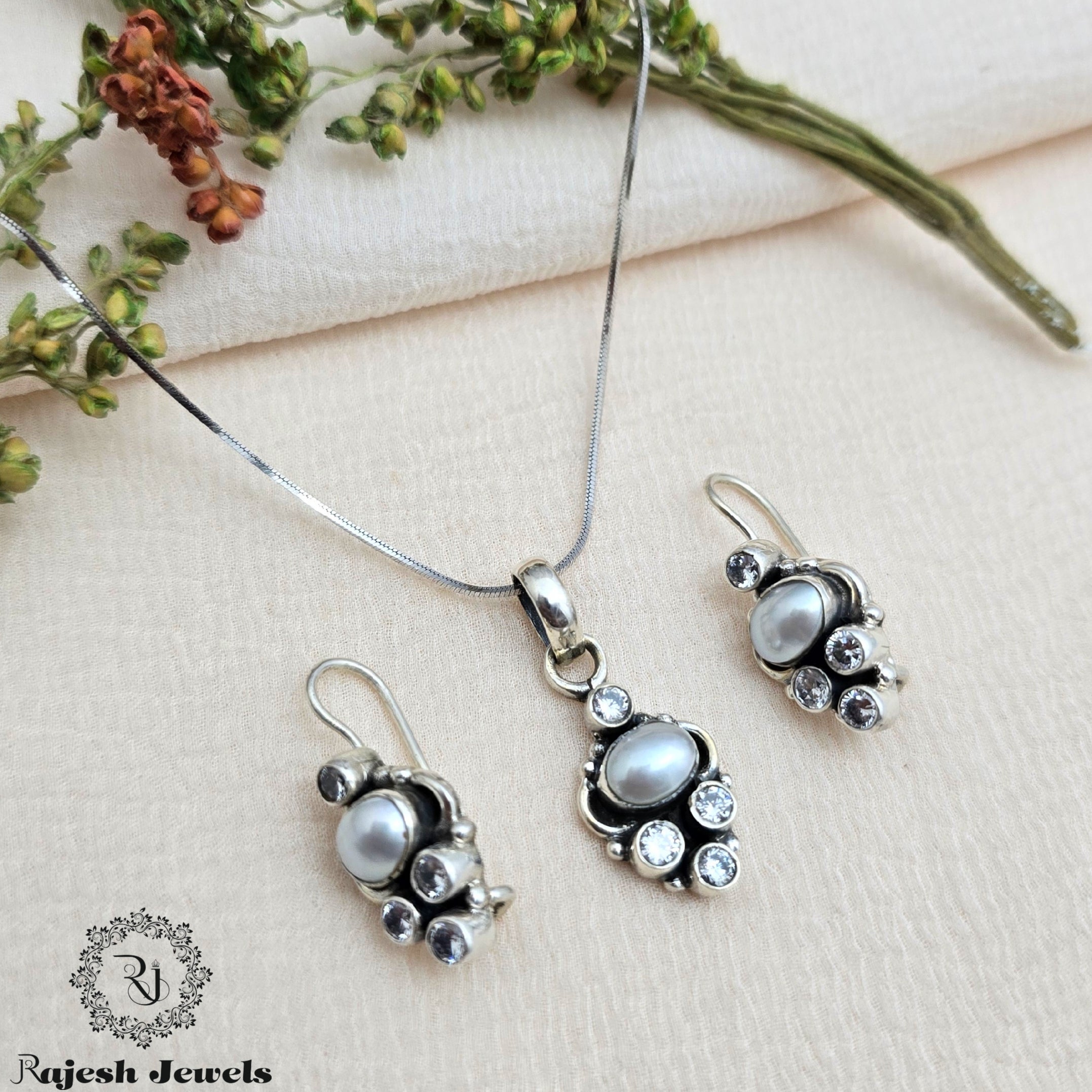 Glorified Cutstone Pendant Set