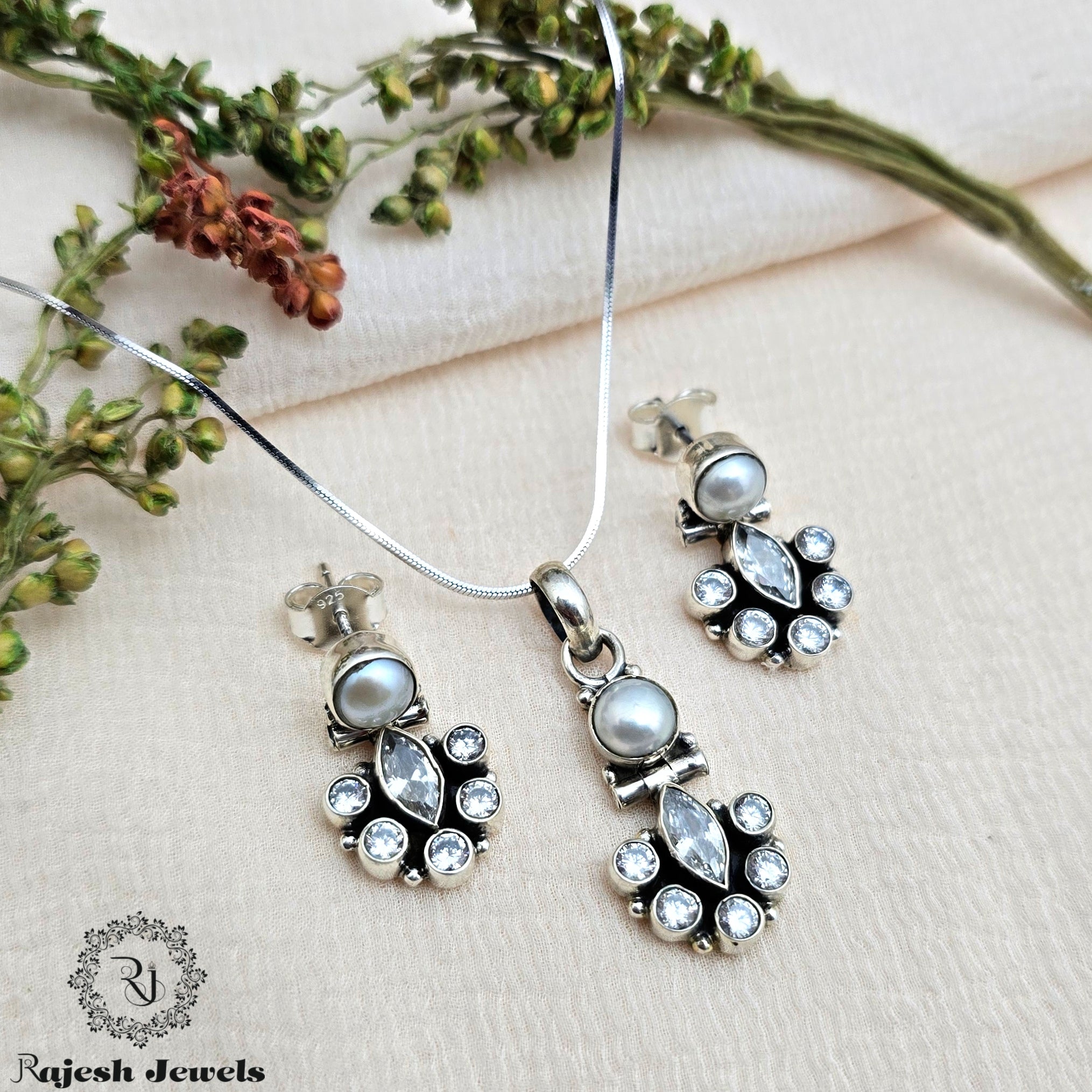 Sparkling Cutstone Pendant Set