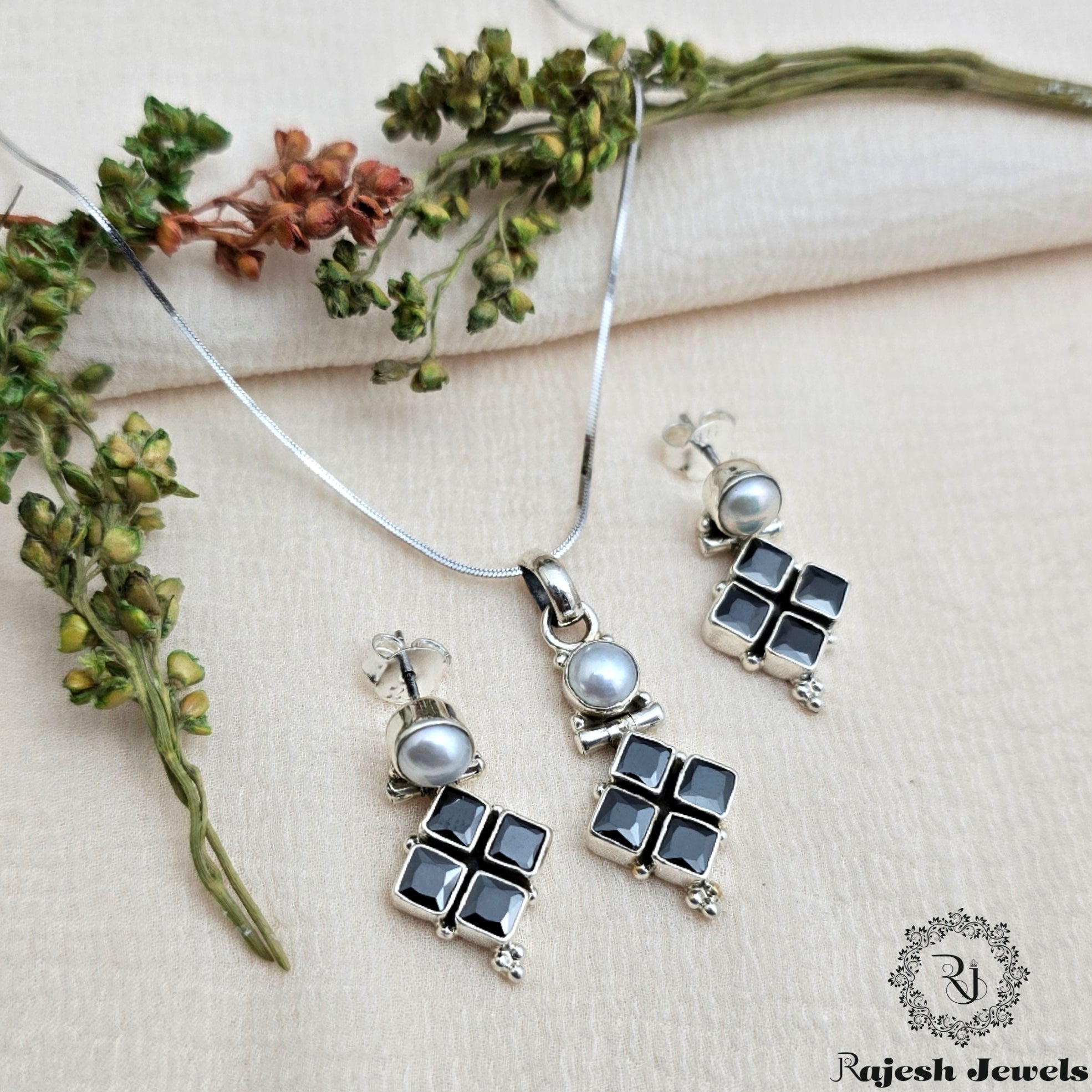 Timeless Geometric Cutstone Pendant Set