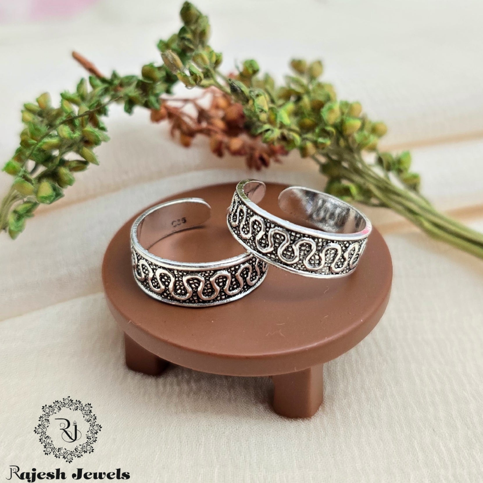 Beautiful Oxidised 925 Silver Band Toerings