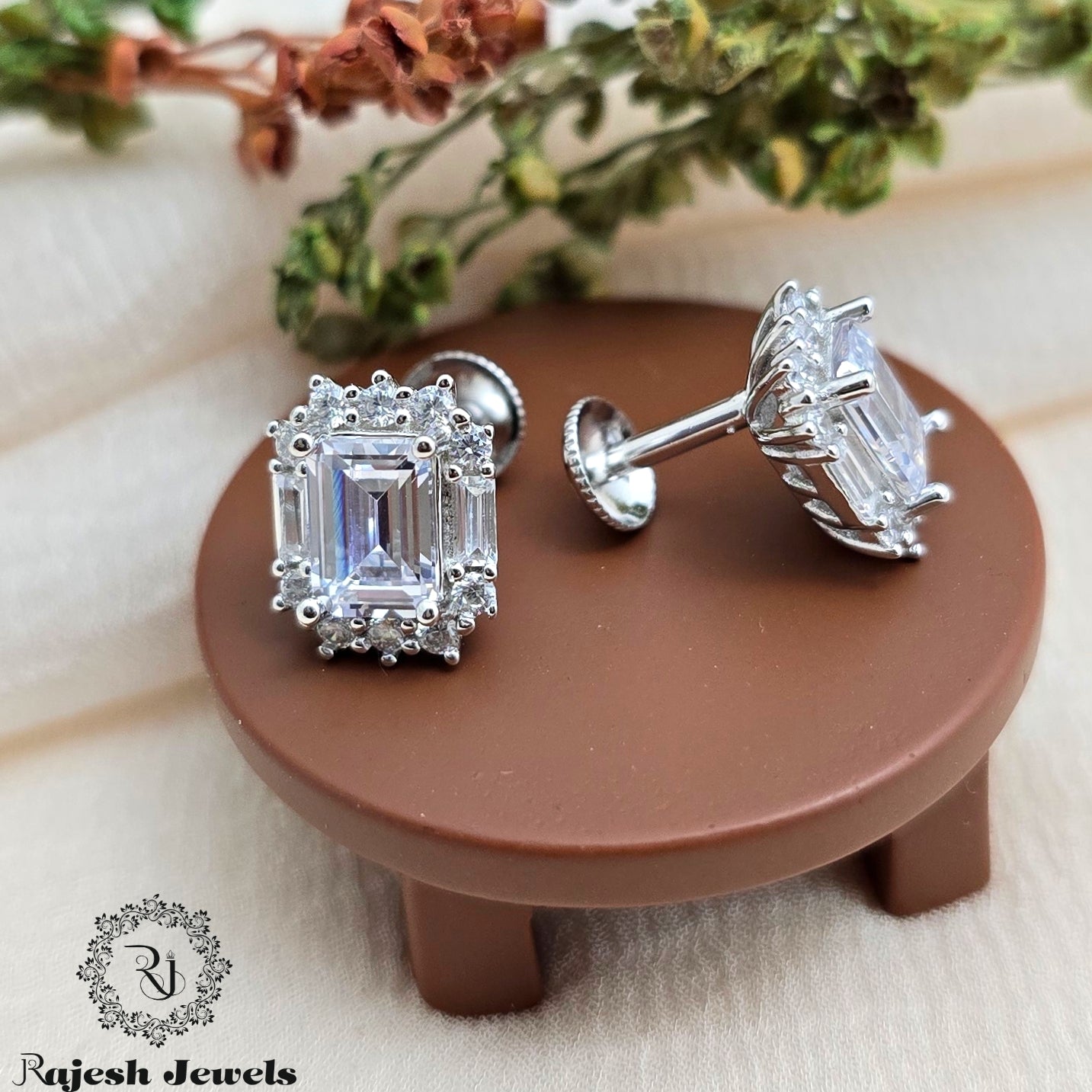 Fantastic Halo Cz South Screw Stud