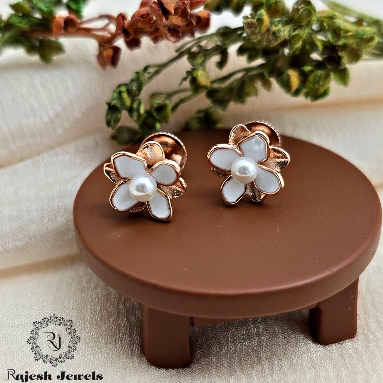 Adorable Pearl Rosegold South Screw Studs