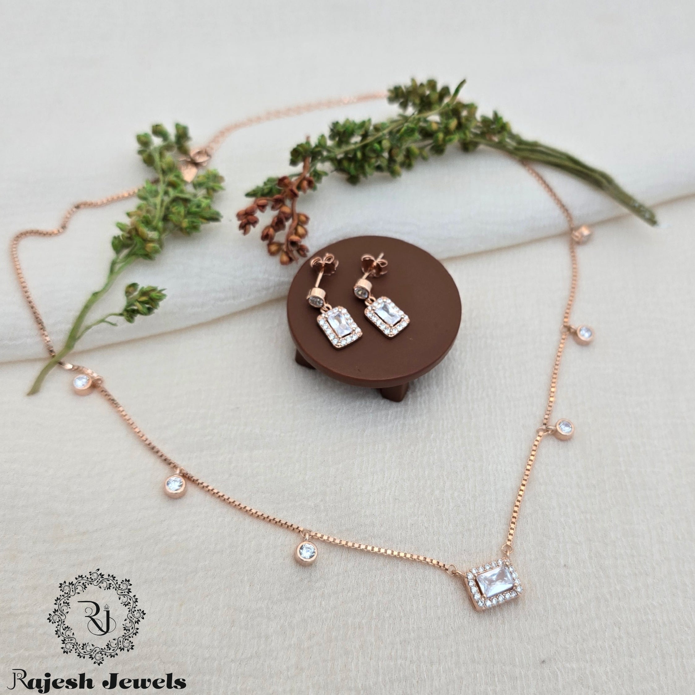 Elegant Rosegold Minimalistic Necklace