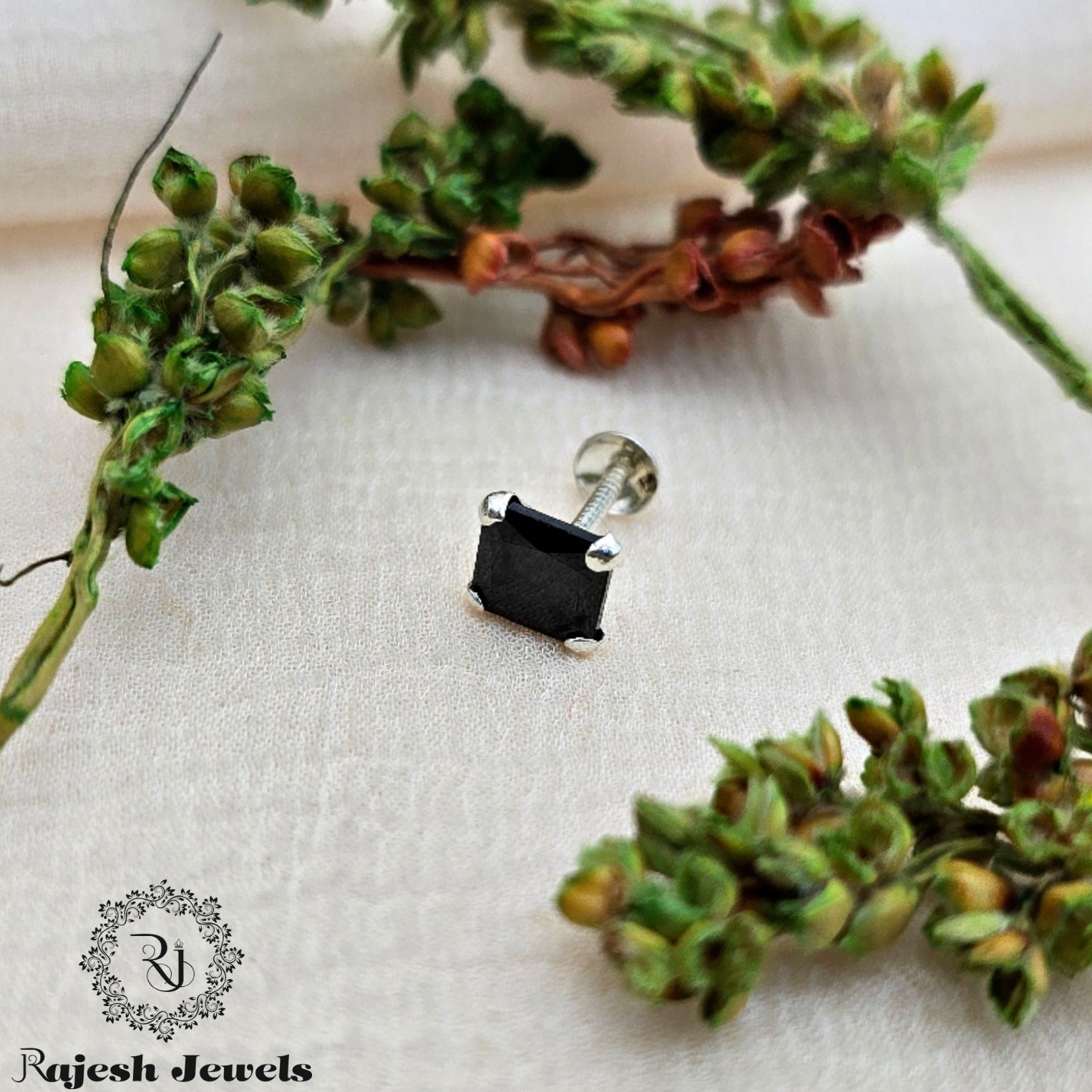 Black Squared South Screw Nosepin