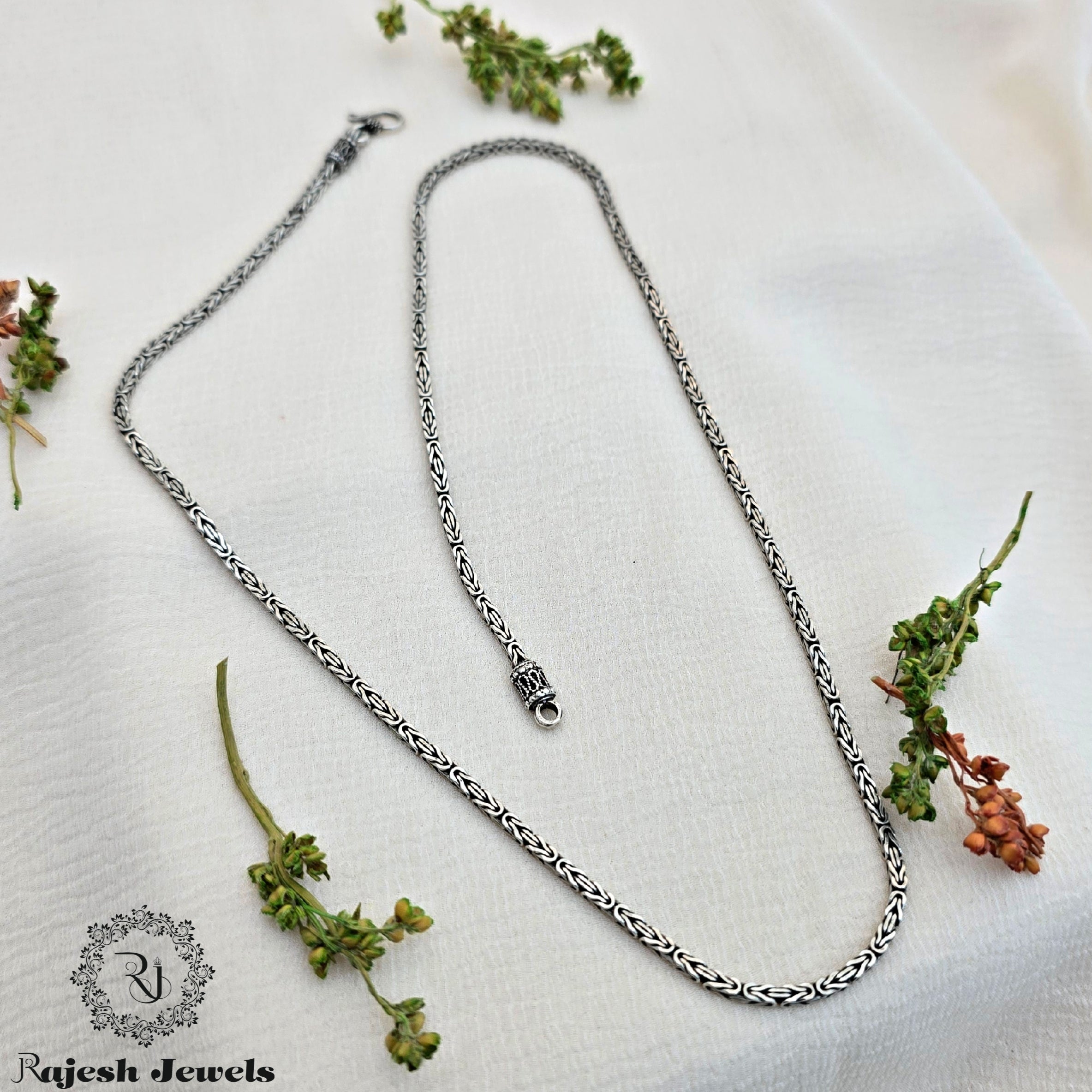 Attention-getting Silver Neckchain