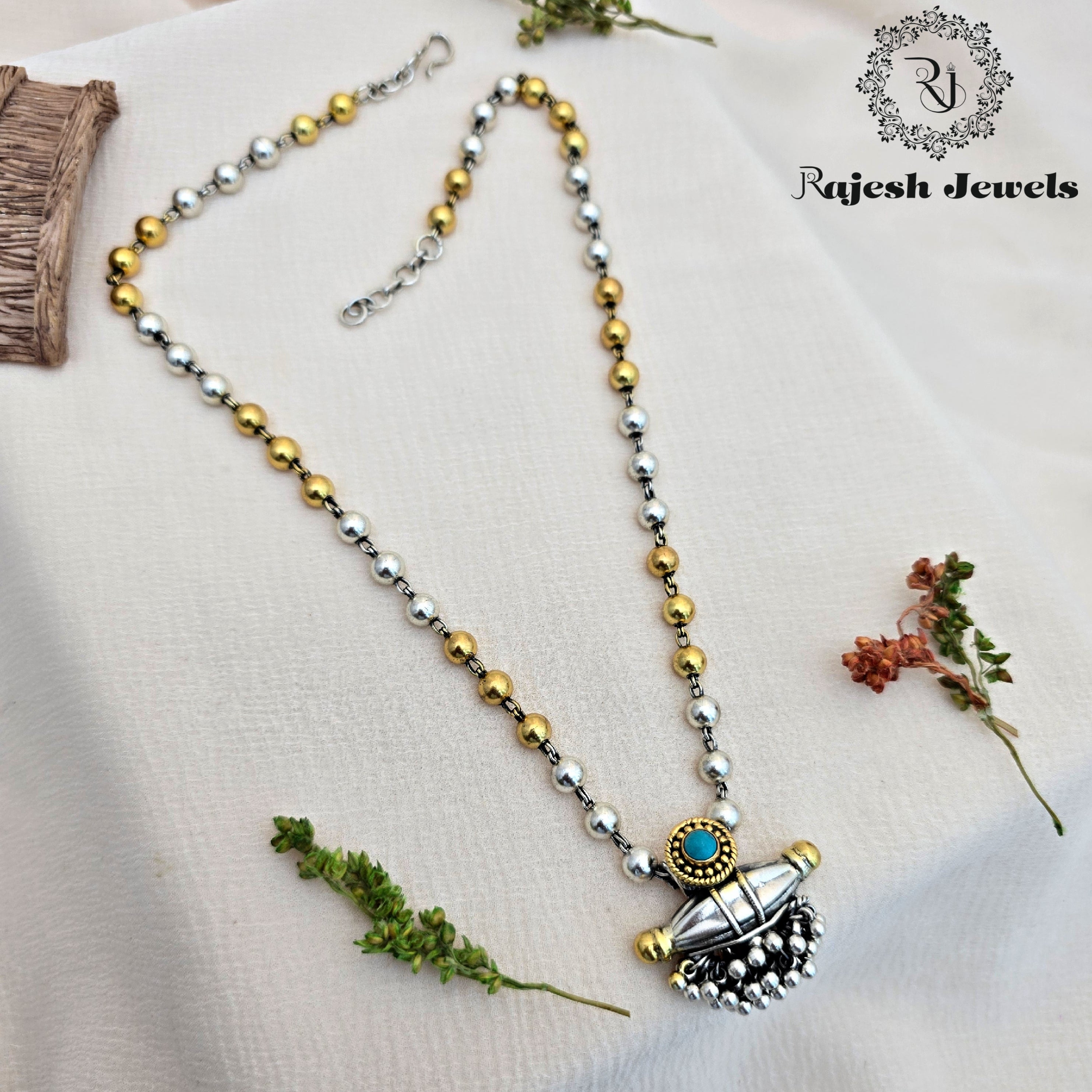 Mesmerizing Turquoise Dual Tone Neckpiece