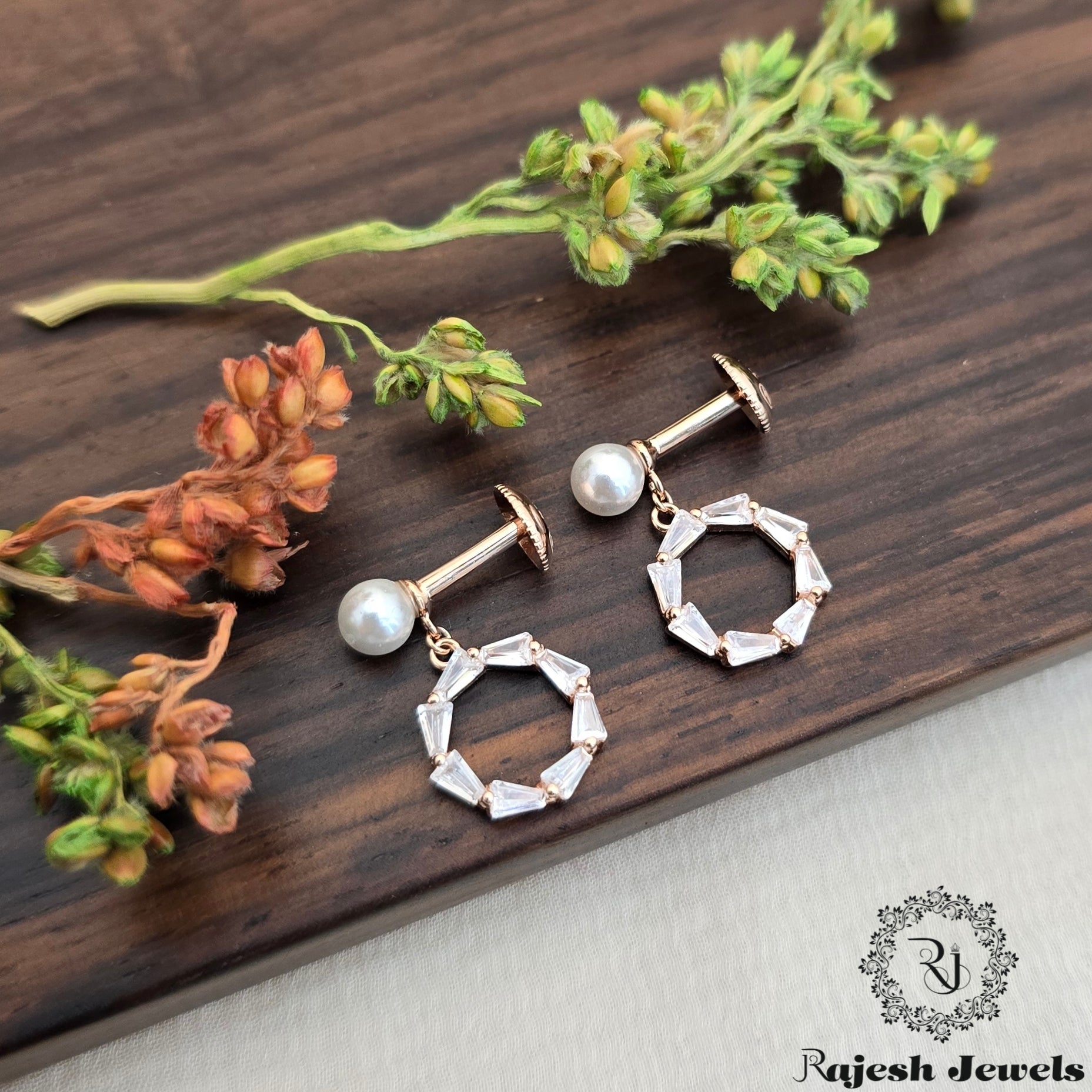 Sizzling Pearl Rosegold South Screw Studs