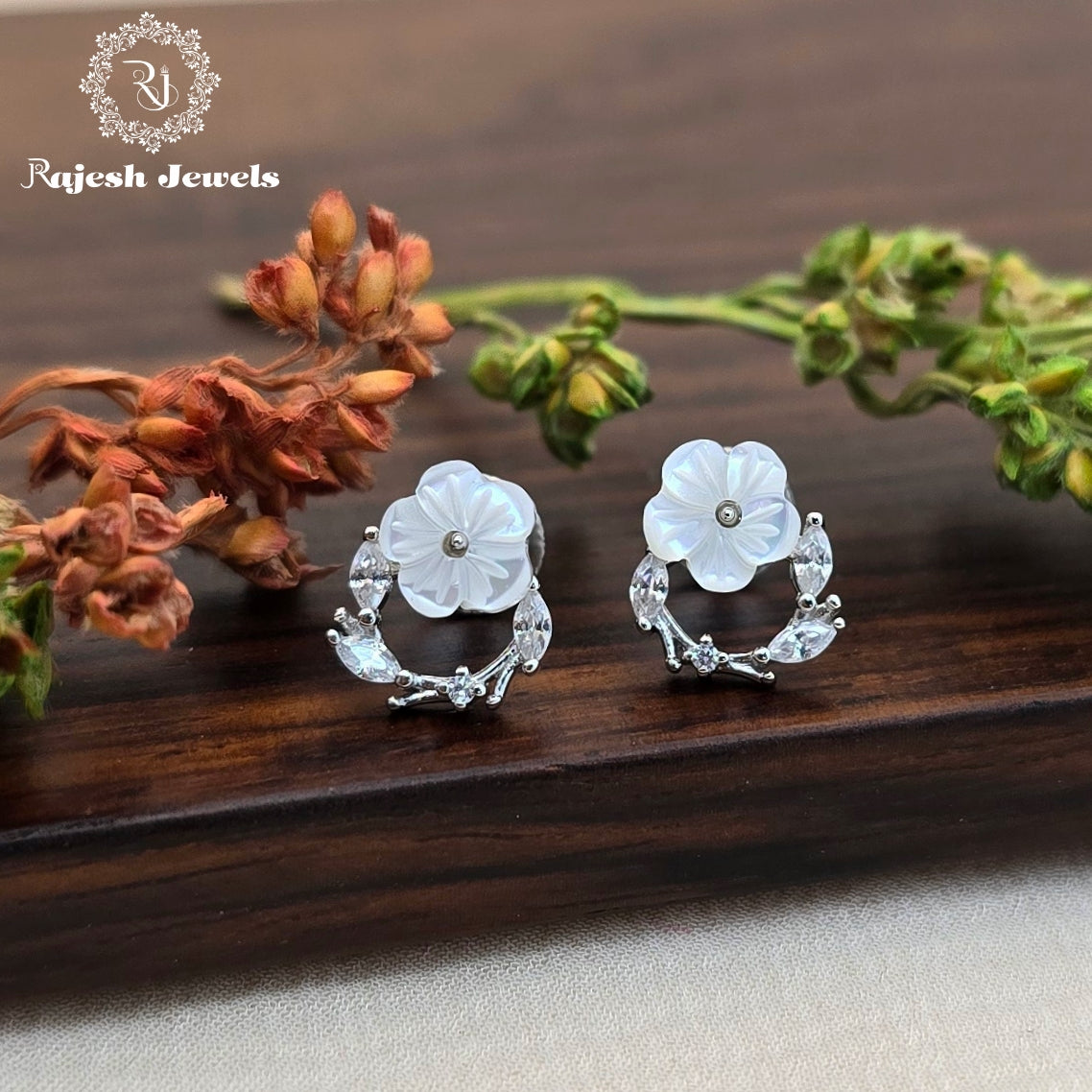 Alluring Cz South Screw Stud