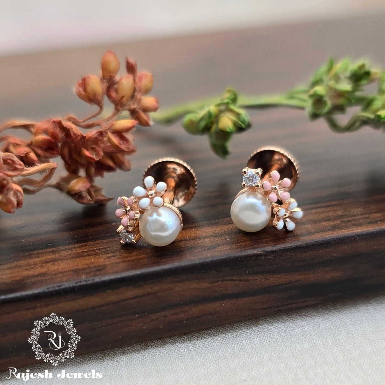Eye Catchy Cz South Screw Stud