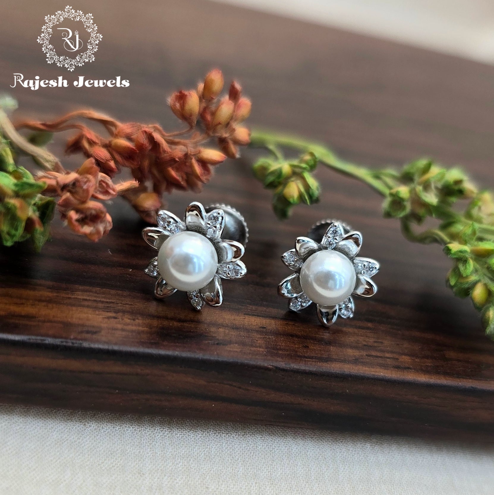 Amazing Pearl Cz South Screw Stud