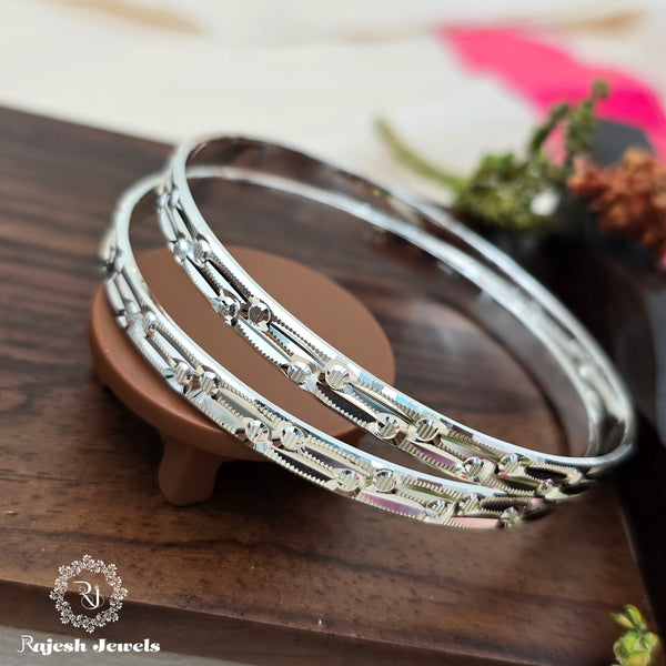 Mesmerizing 2.8 Size Plain Classic Bangles