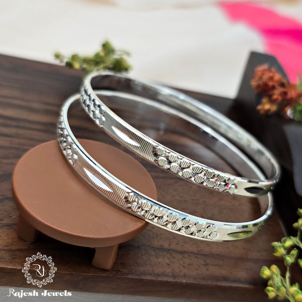 Pleasing Shimmering Lazer Engraving Ladies Bangles