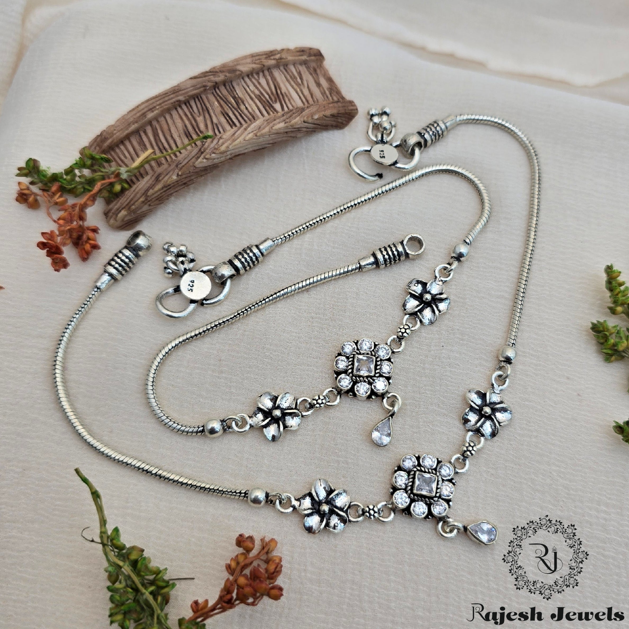 Amazing White Floral Silver Cutstone Anklet