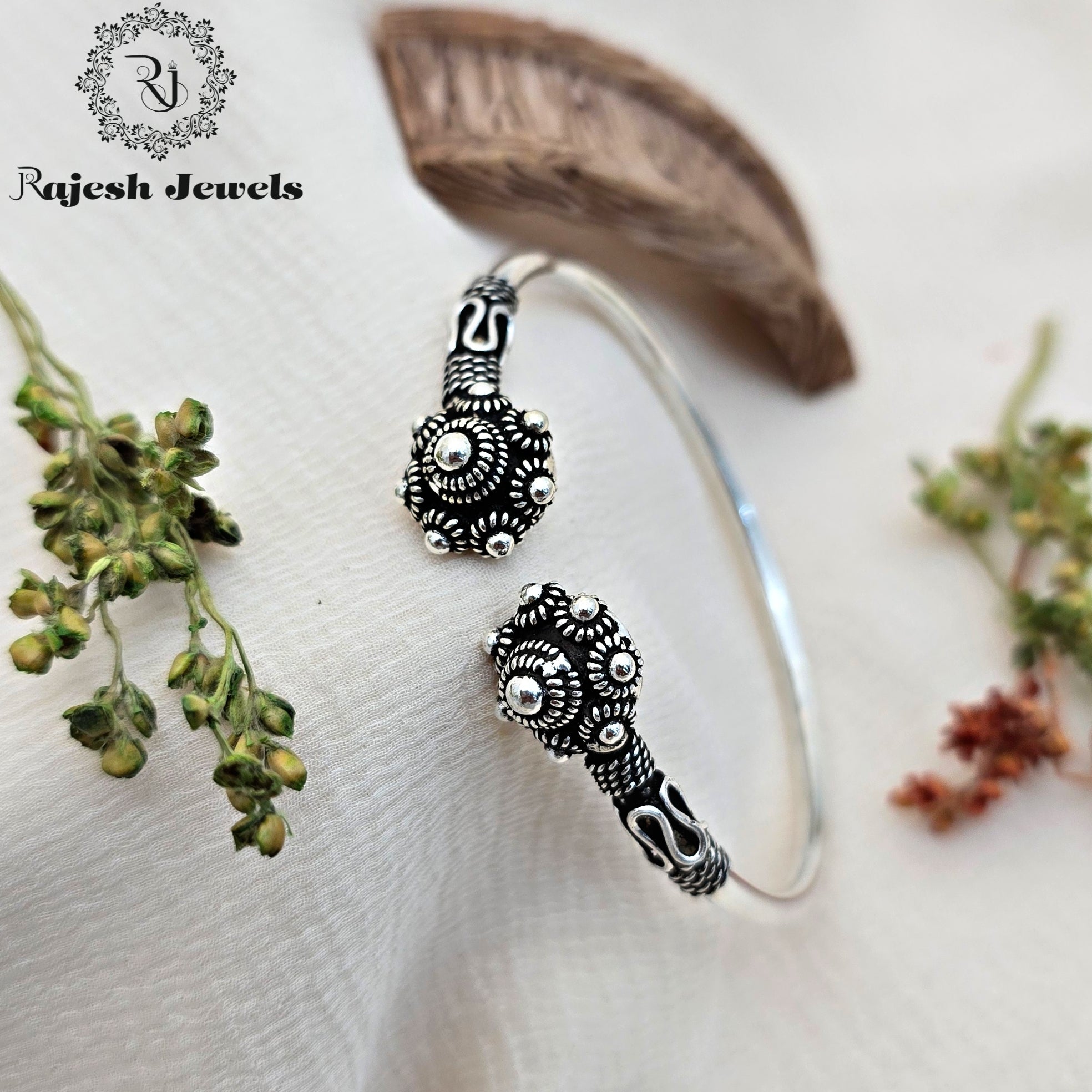 Pleasing Silver Oxidised Hand Kada