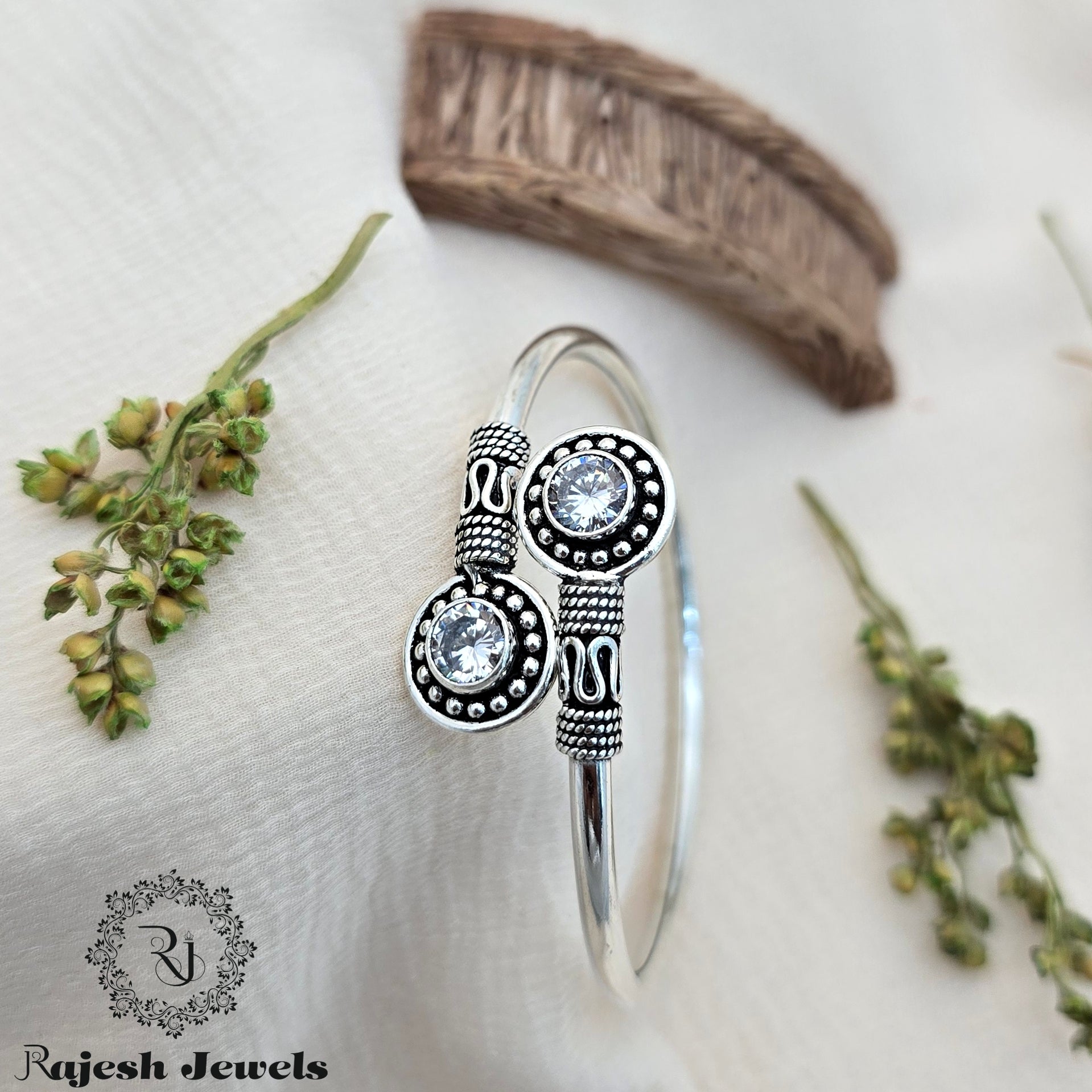 Exceptional Classic Round Cutstone Hand Kada