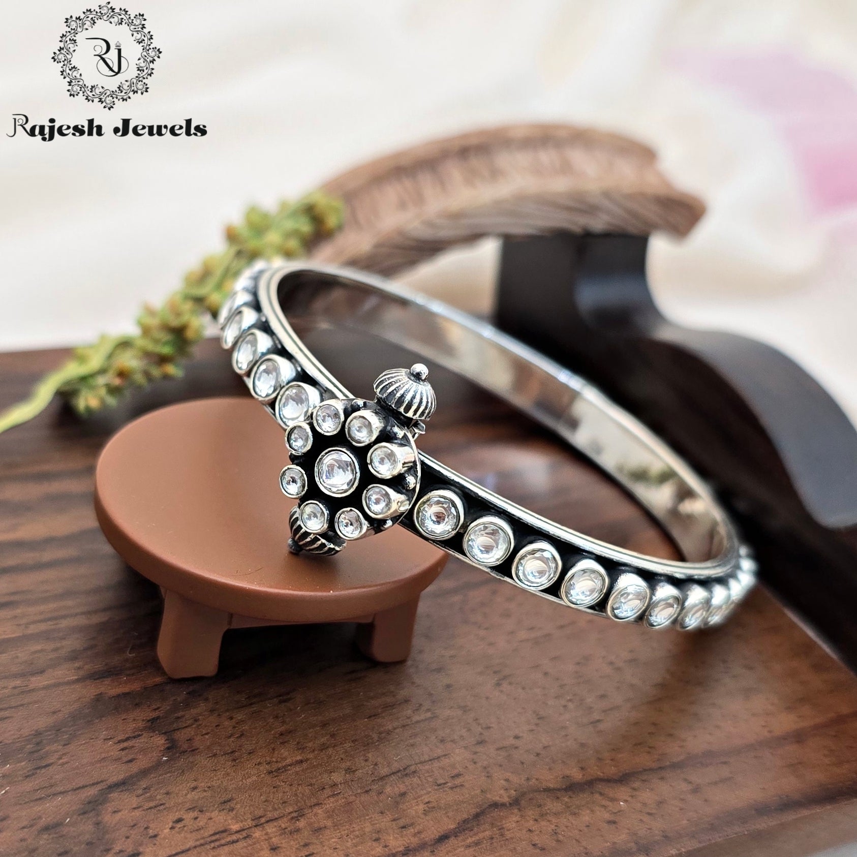 Mesmerizing Cutstone Single Hand Kada