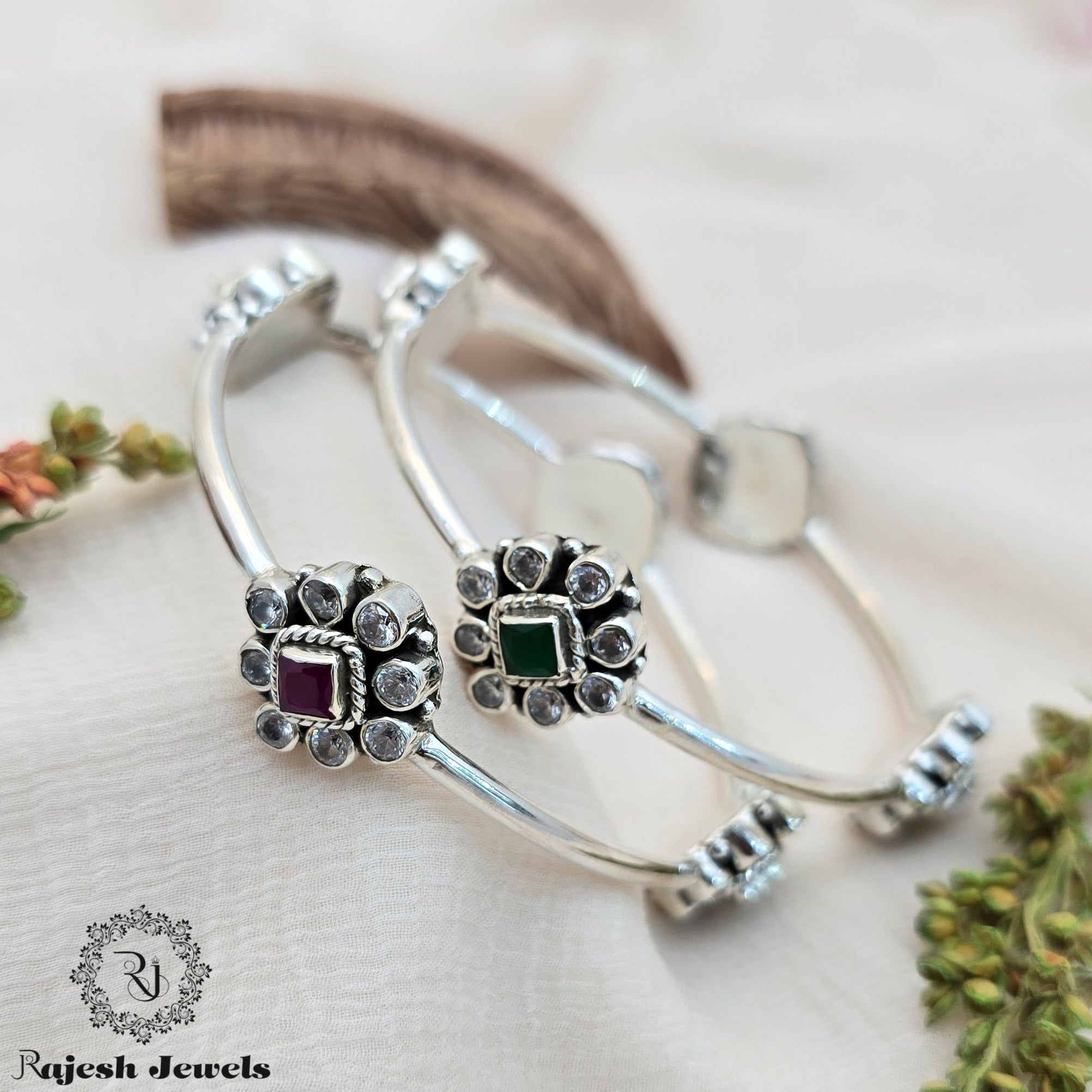 Mesmerizing Cutstone Pure Silver Bangles