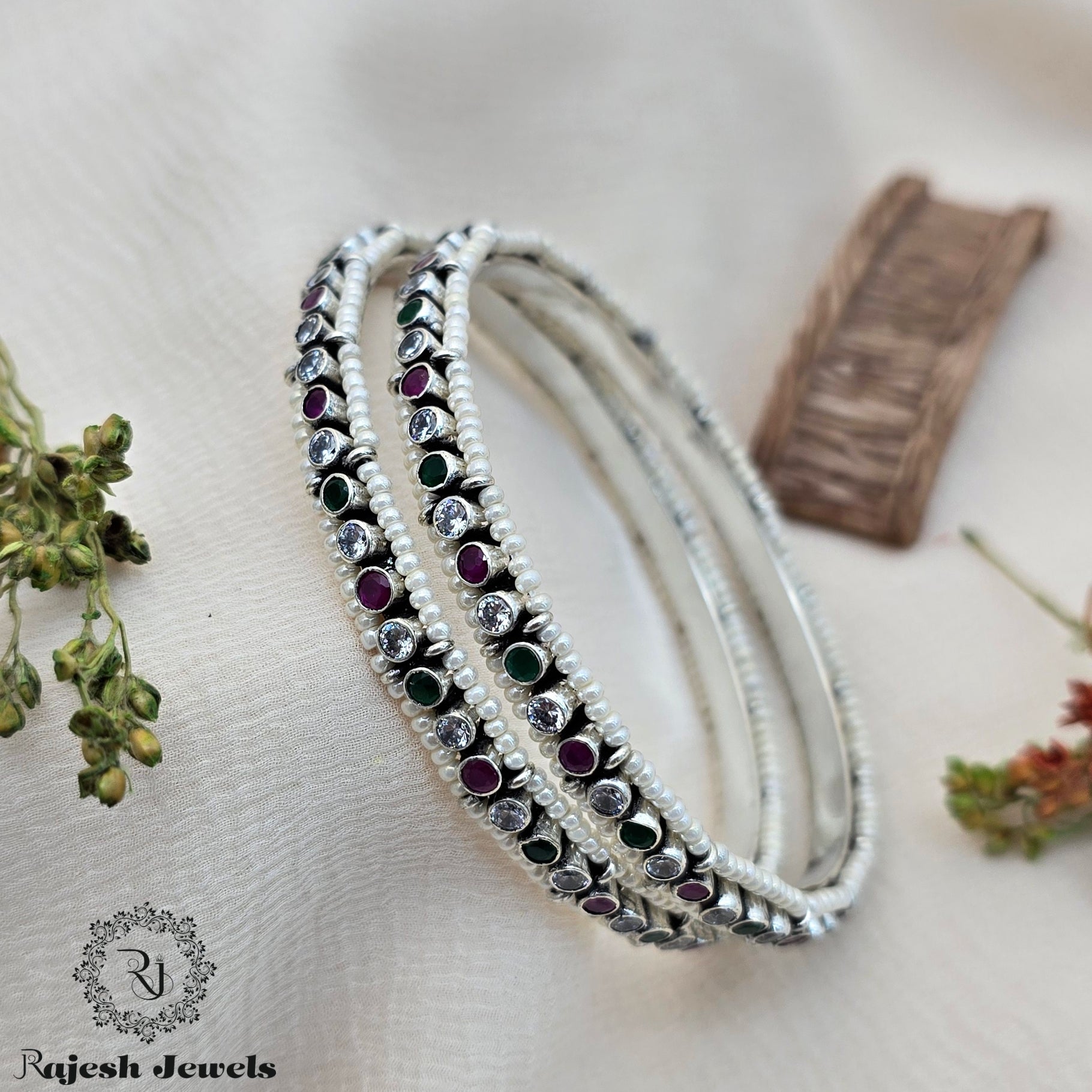 Mesmerizing Pearl Cutston Silver Bangles