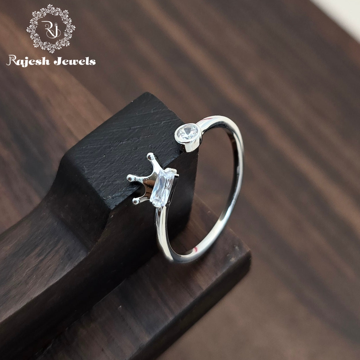 Unique Top Adjustable Ladies Finger Ring