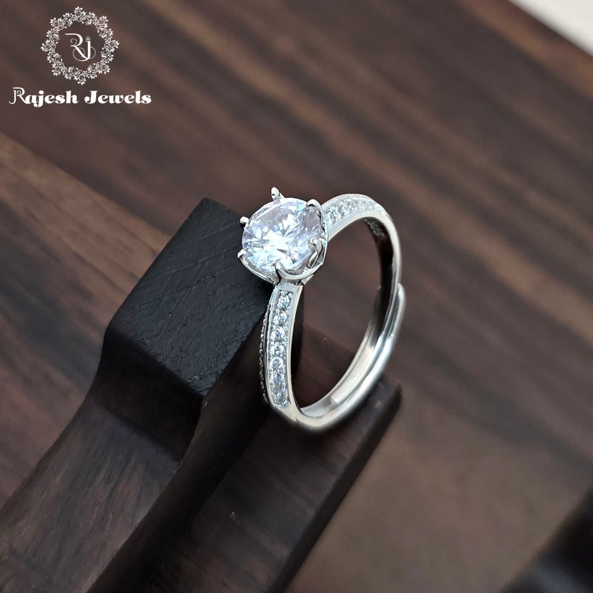 Shimmering Silver Ladies Finger Ring