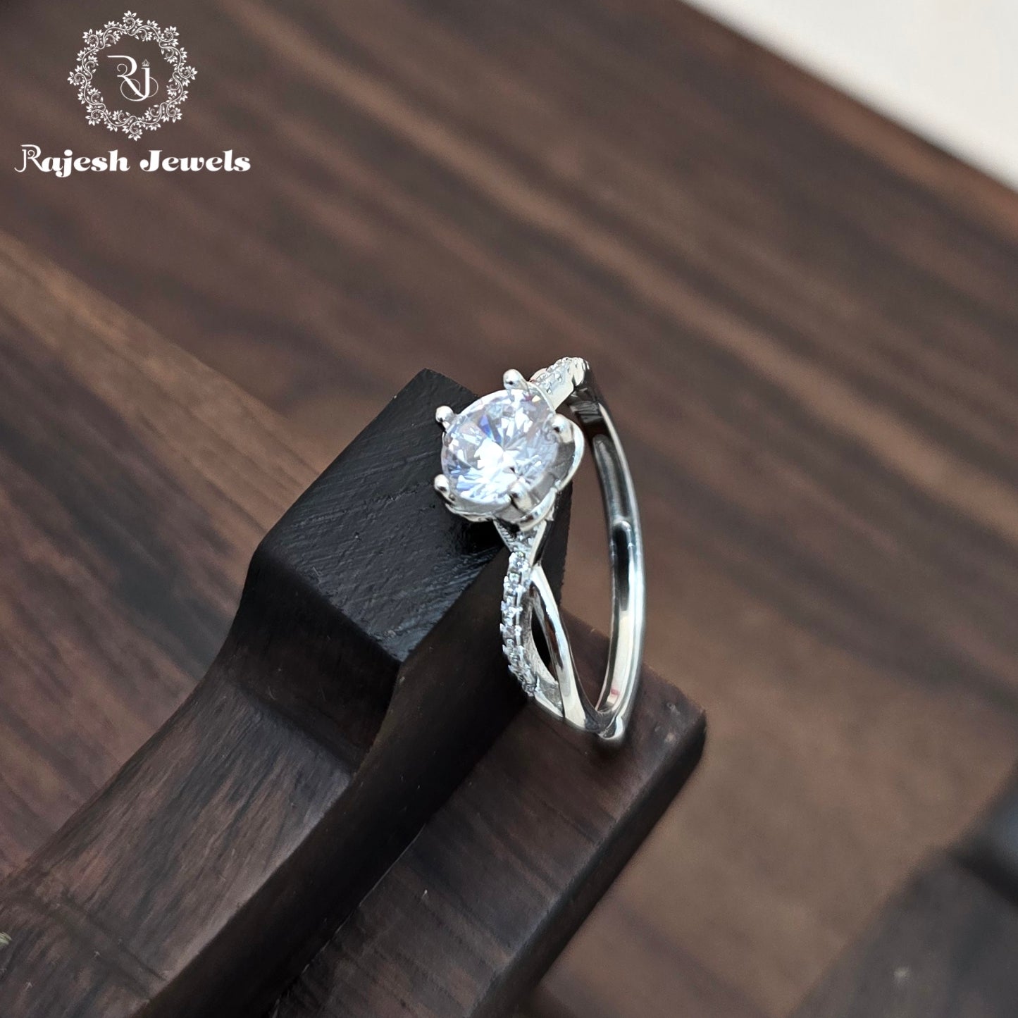 Stunning Silver Ladies Finger Ring