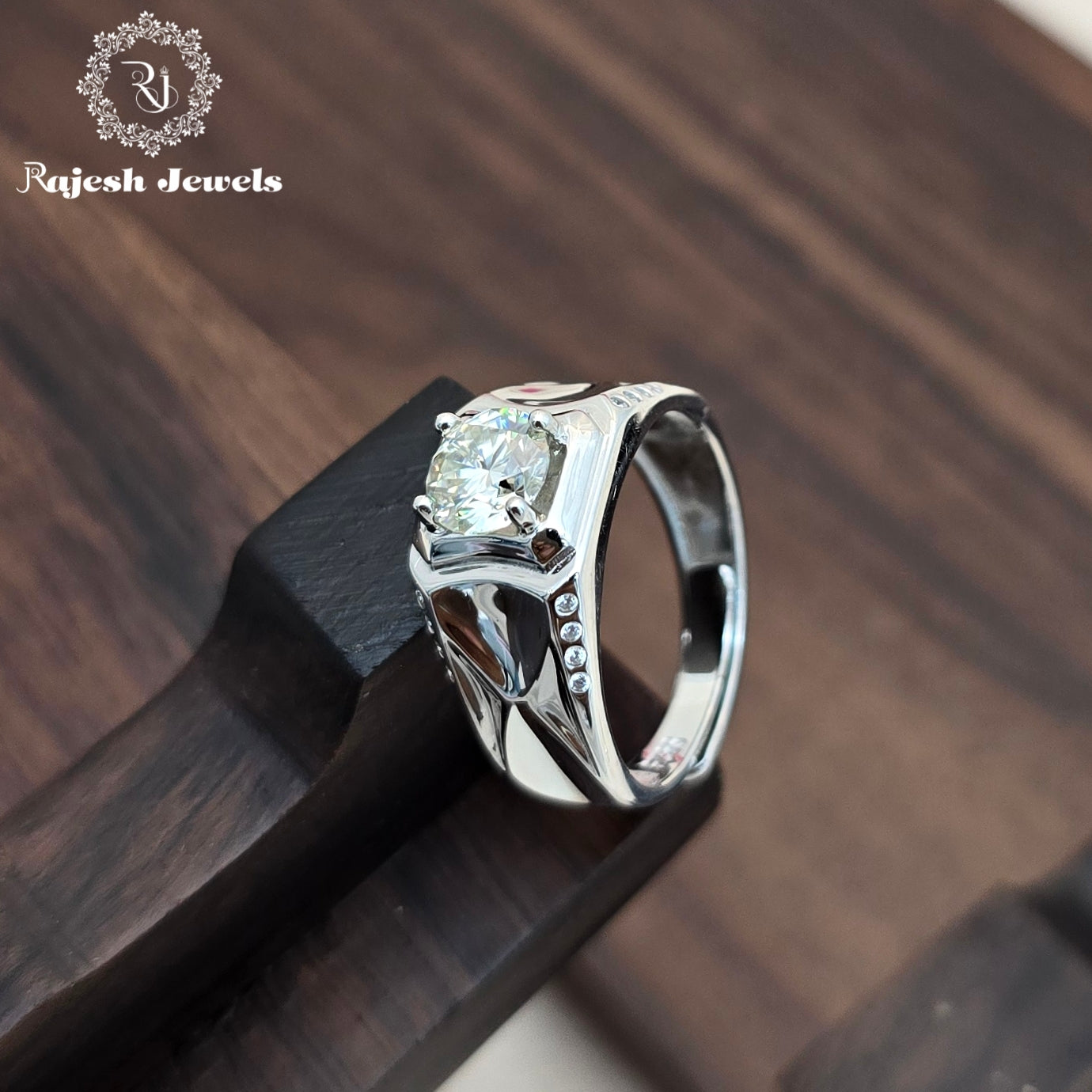 Fascinating Silver Men's Finger Ring