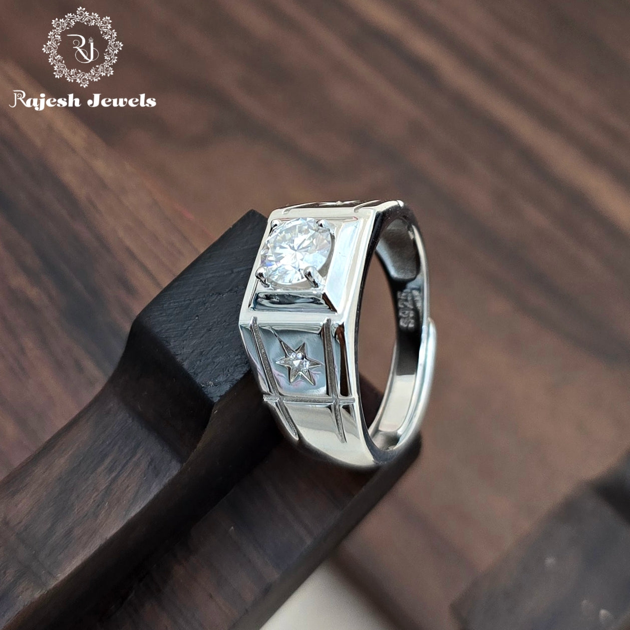 Charismatic Silver Men's Finger Ring
