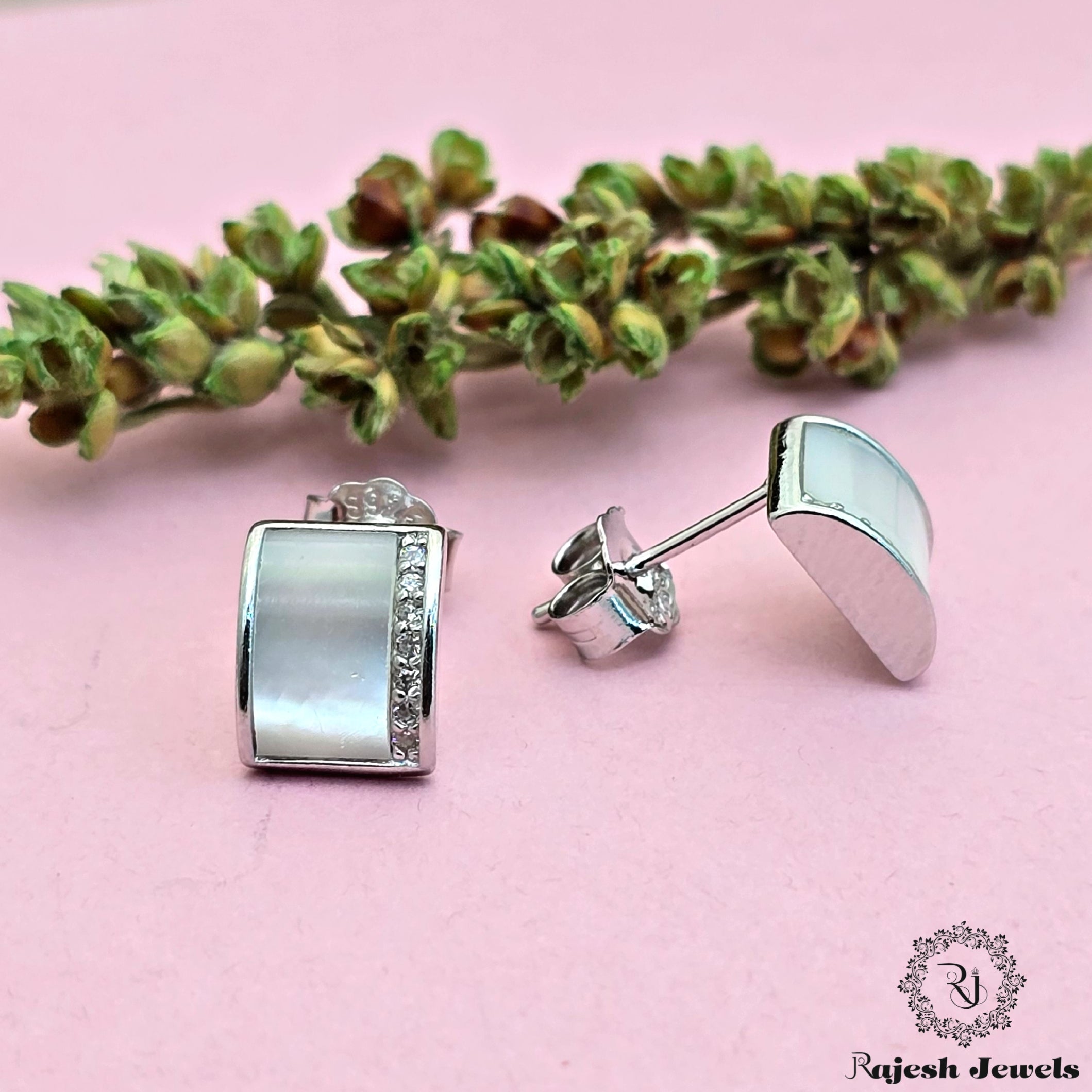 Fabulous Curved Cz Stud Earrings