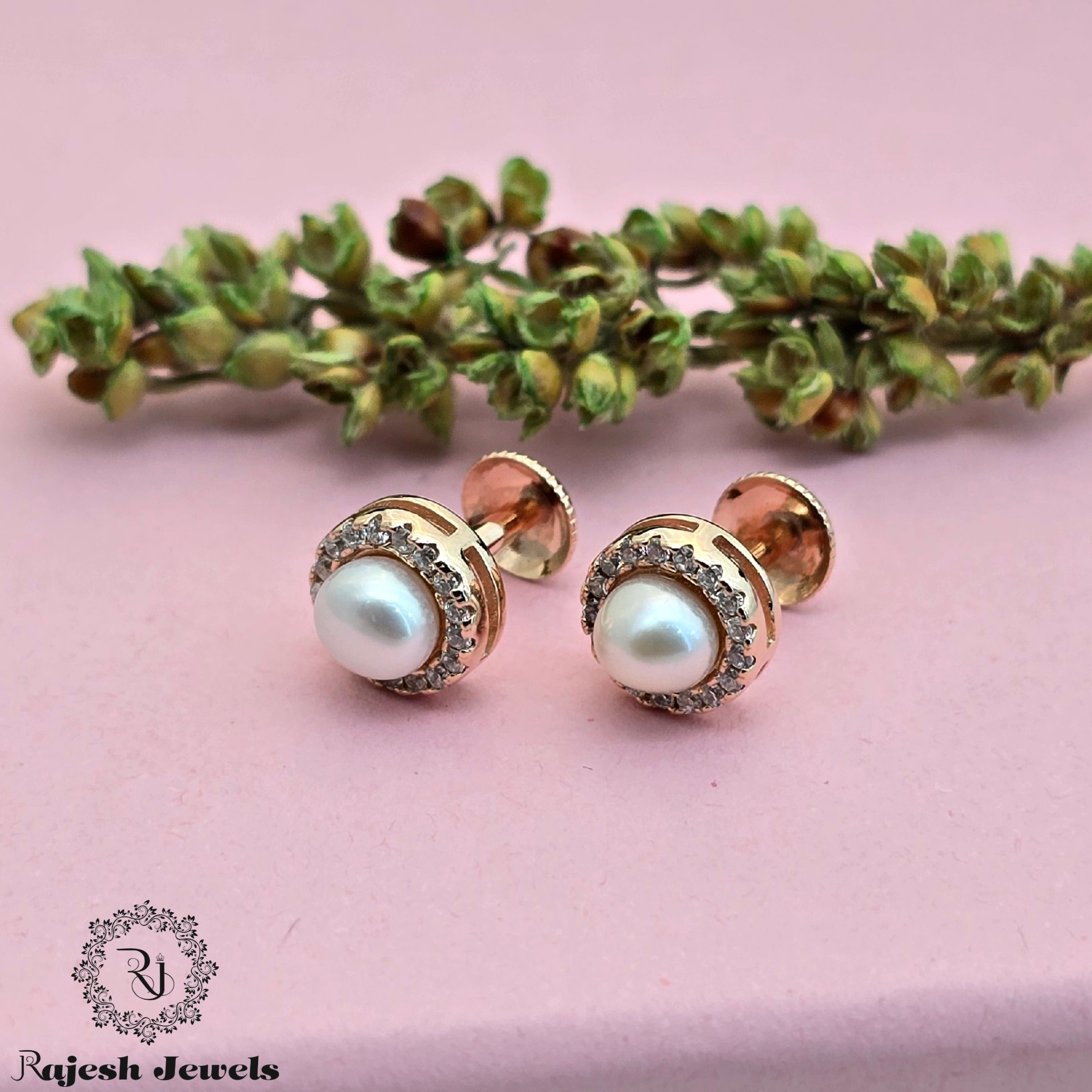 Amazing Pearl South Screw Stud Earrings