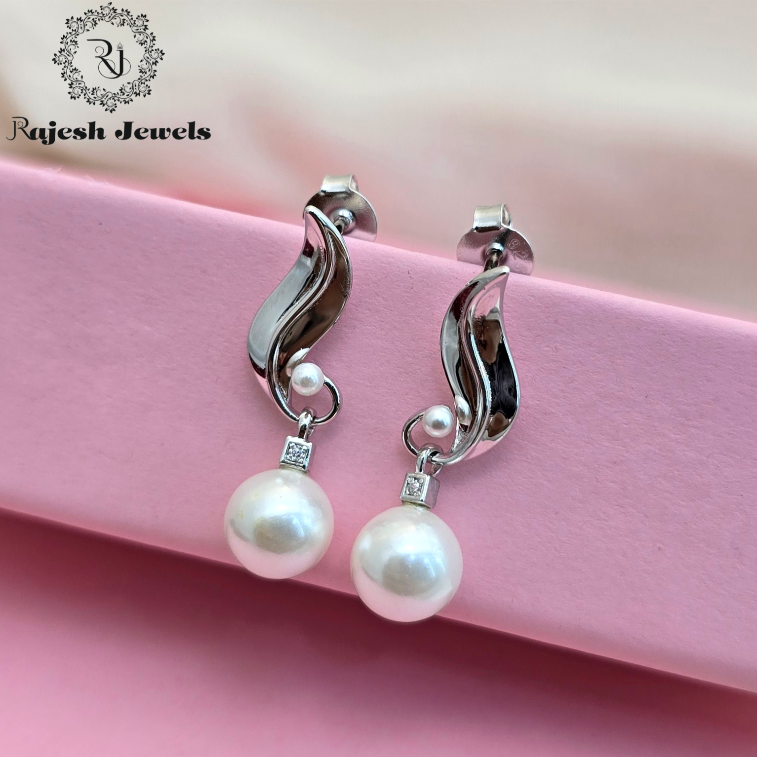 Charming Pearl Drop Hanging Earrings