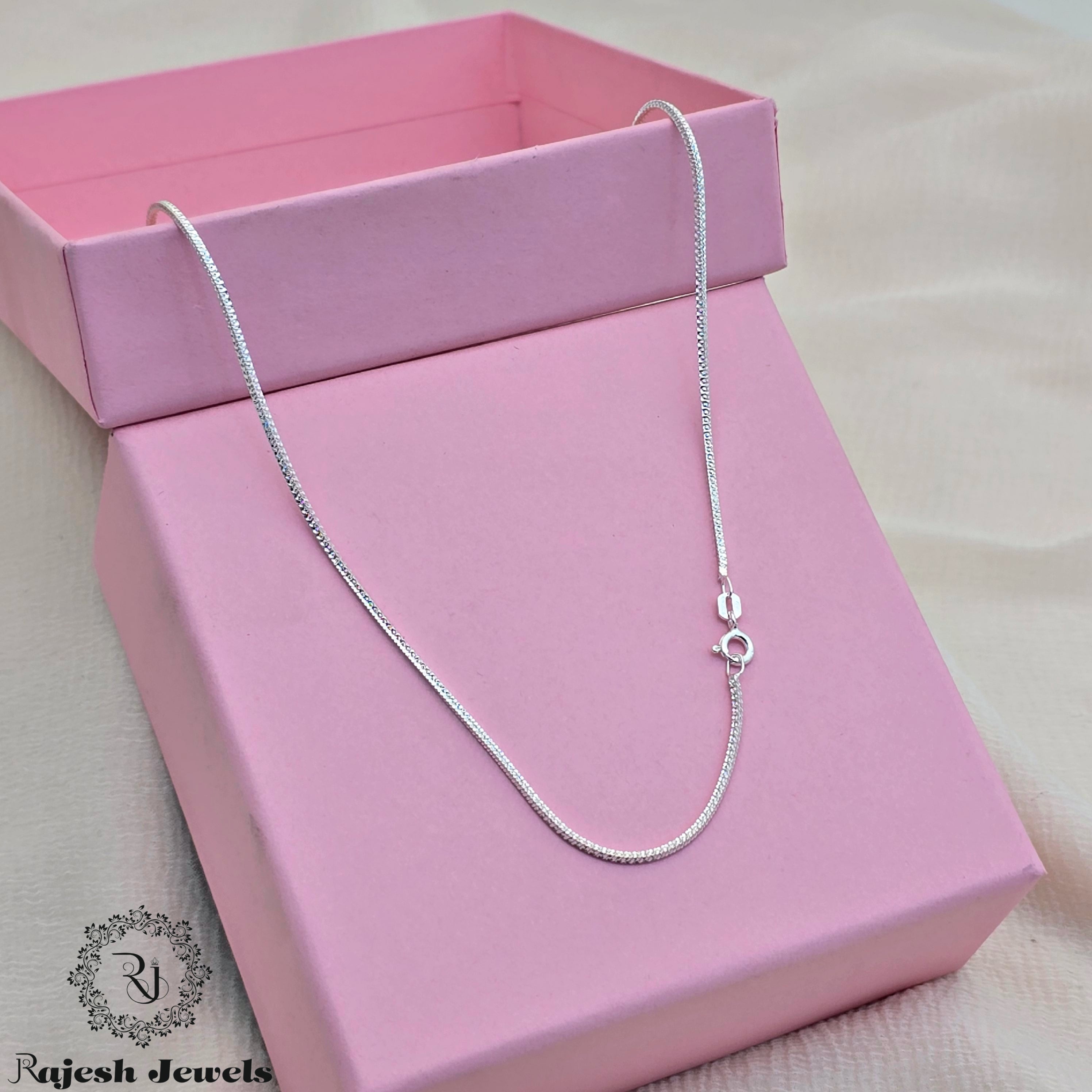 Attractive Sleek Silver Neckchain