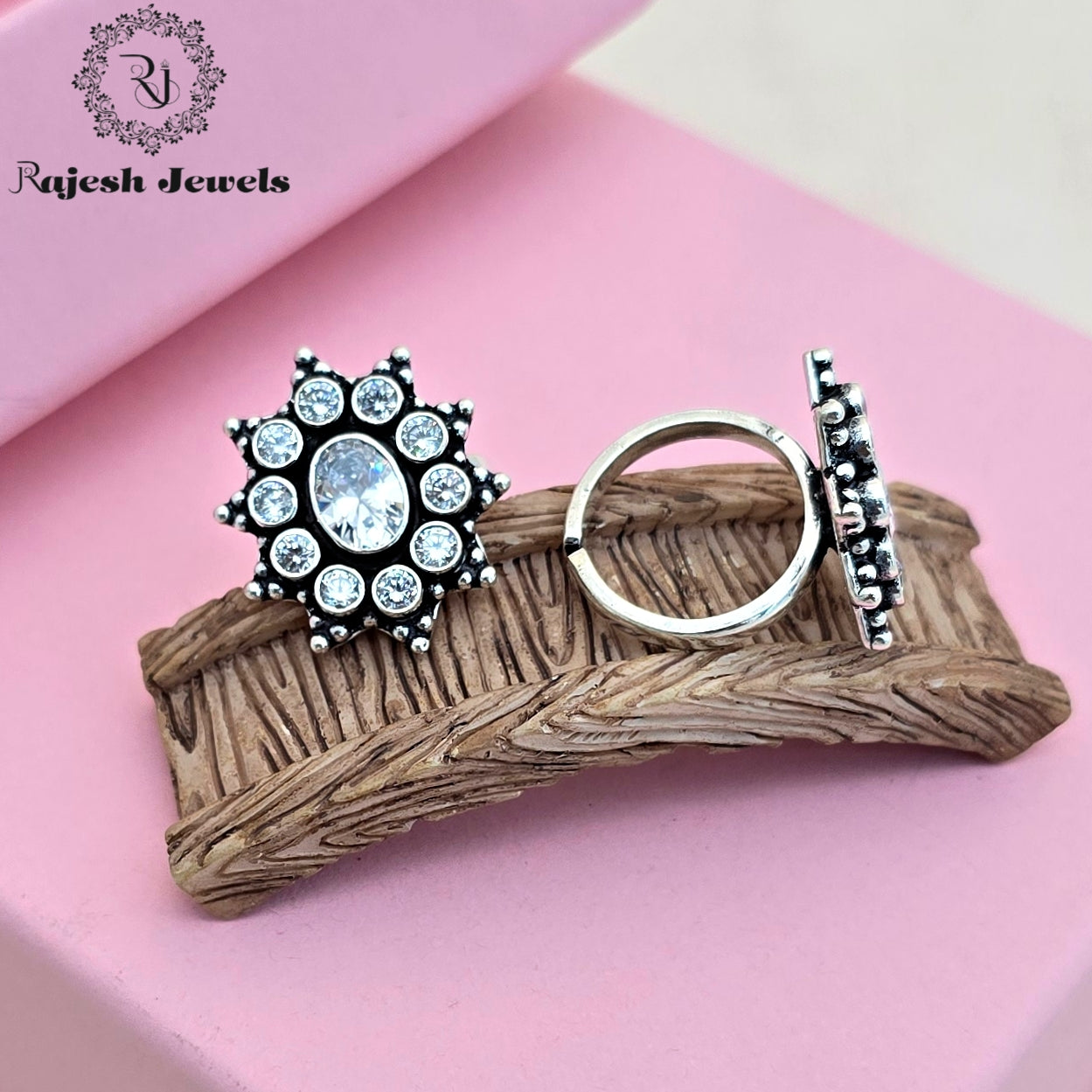 Extraordinary Silver Cutstone Toering
