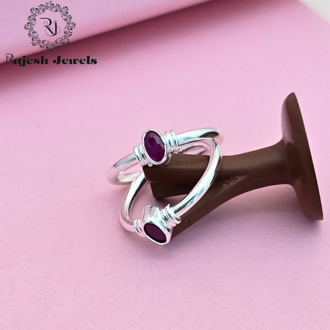 Sleek Oval Cutstone Toerings