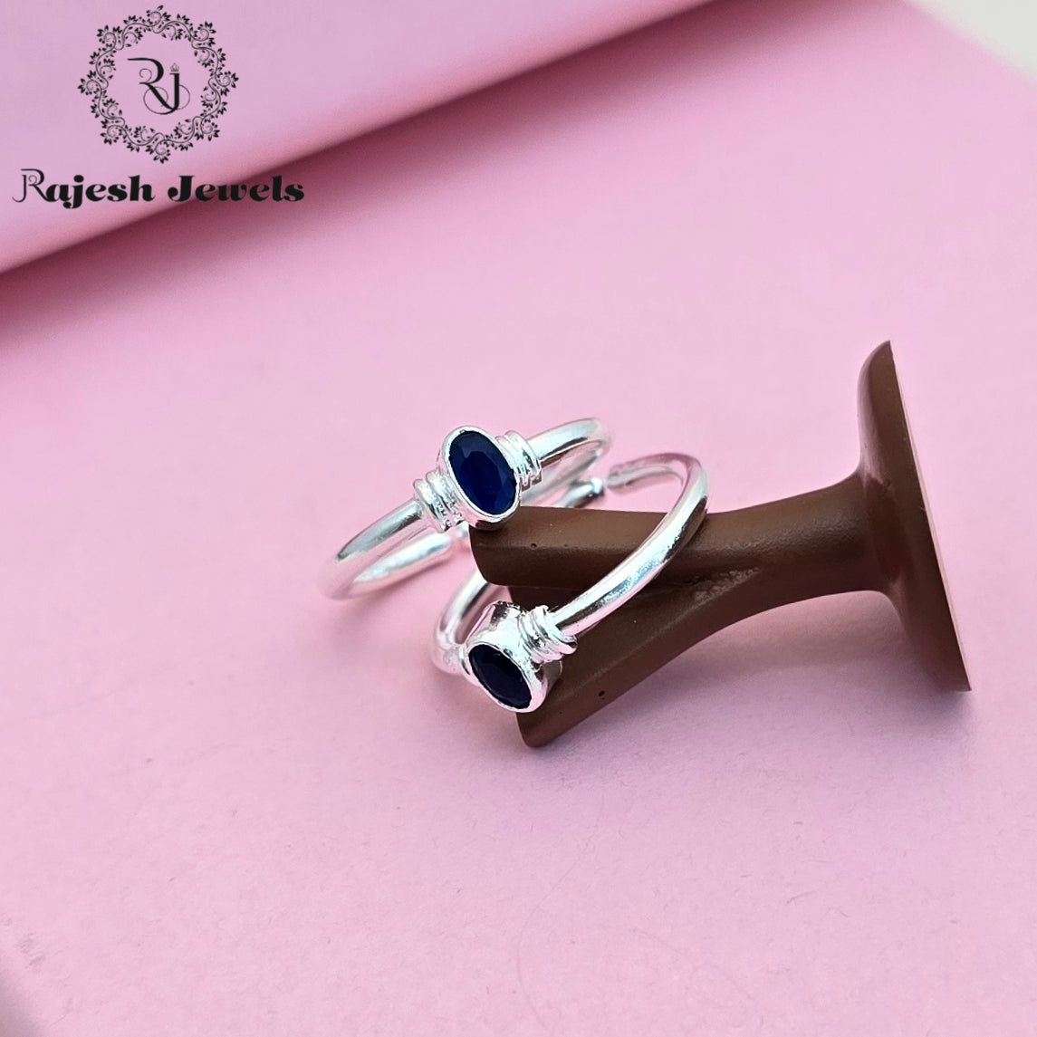 Sleek Oval Cutstone Toerings