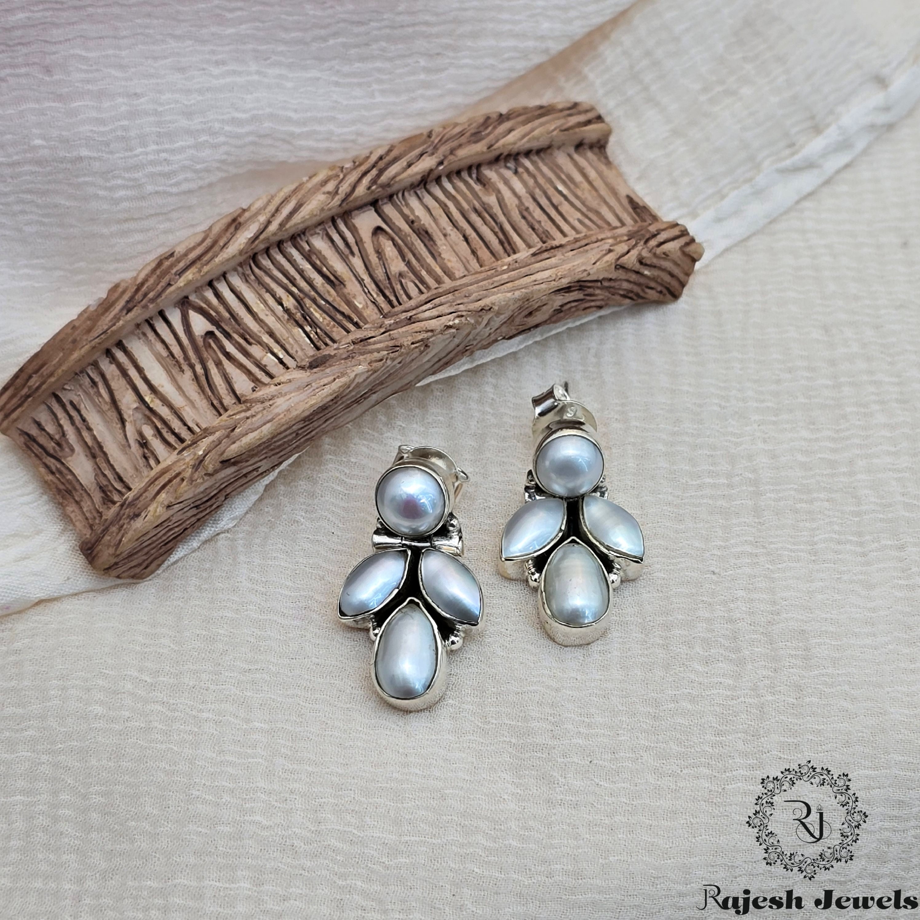 Mesmerizing Pearl Cutstone Hanging Earrings