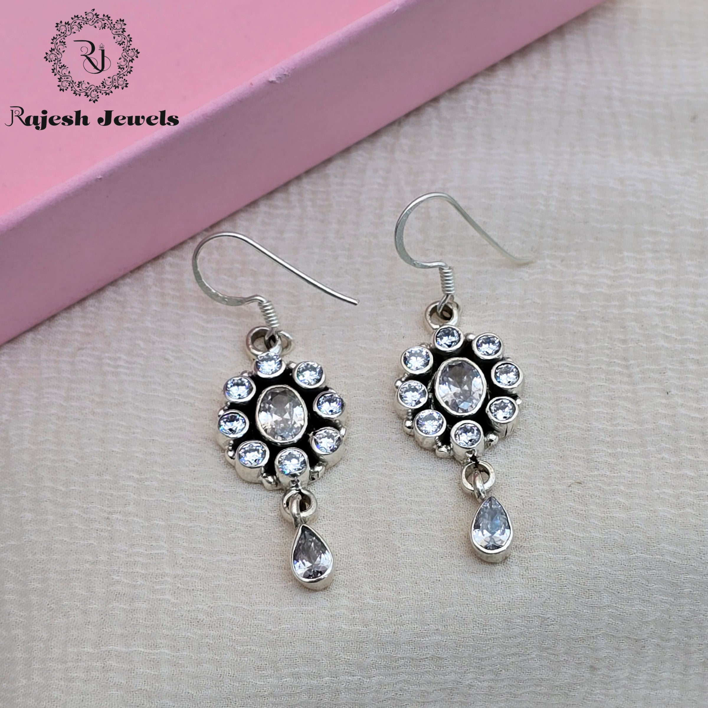 Sparkling Oval Hanging Earrings