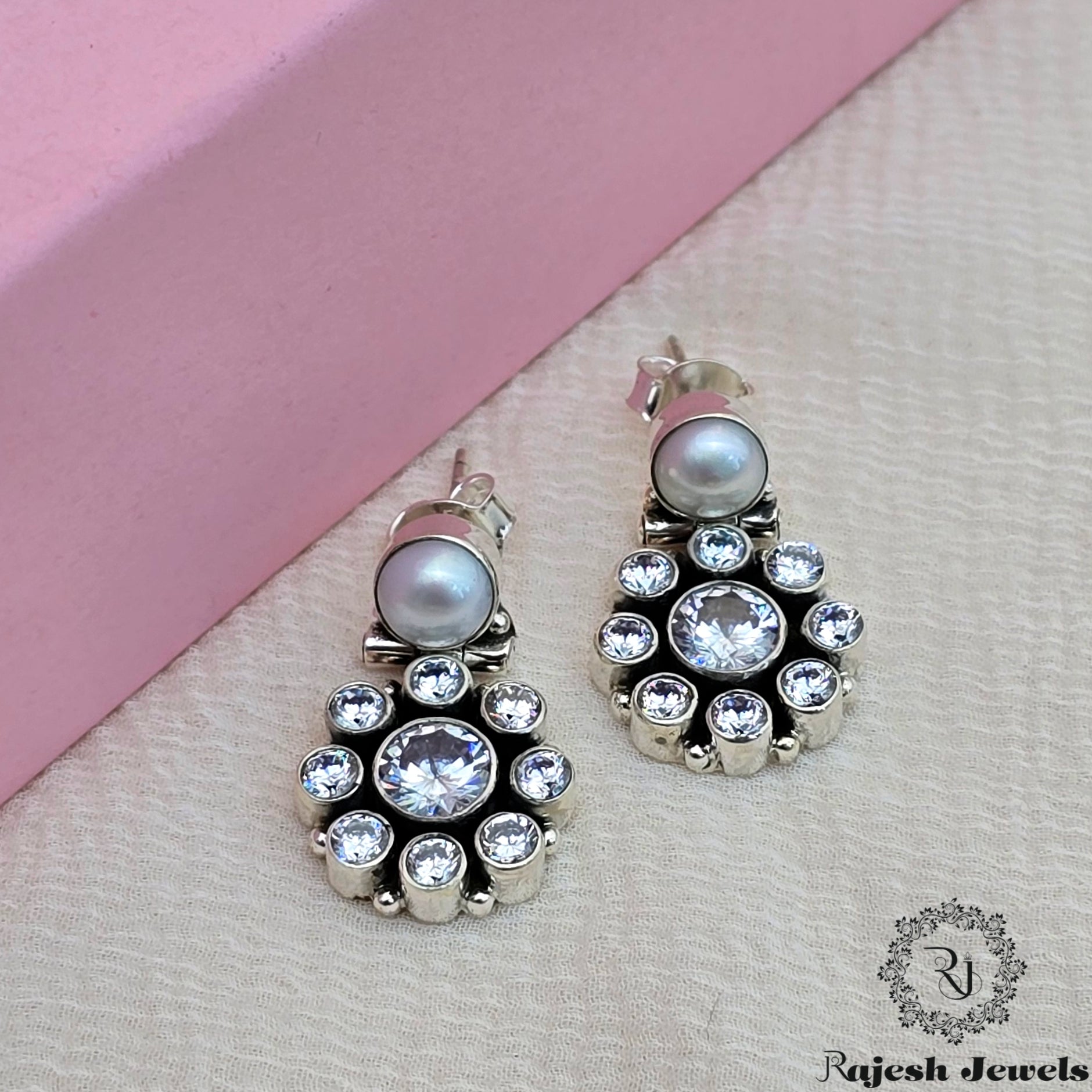 Glorified Round Shaped Cutstone Stud Earrings