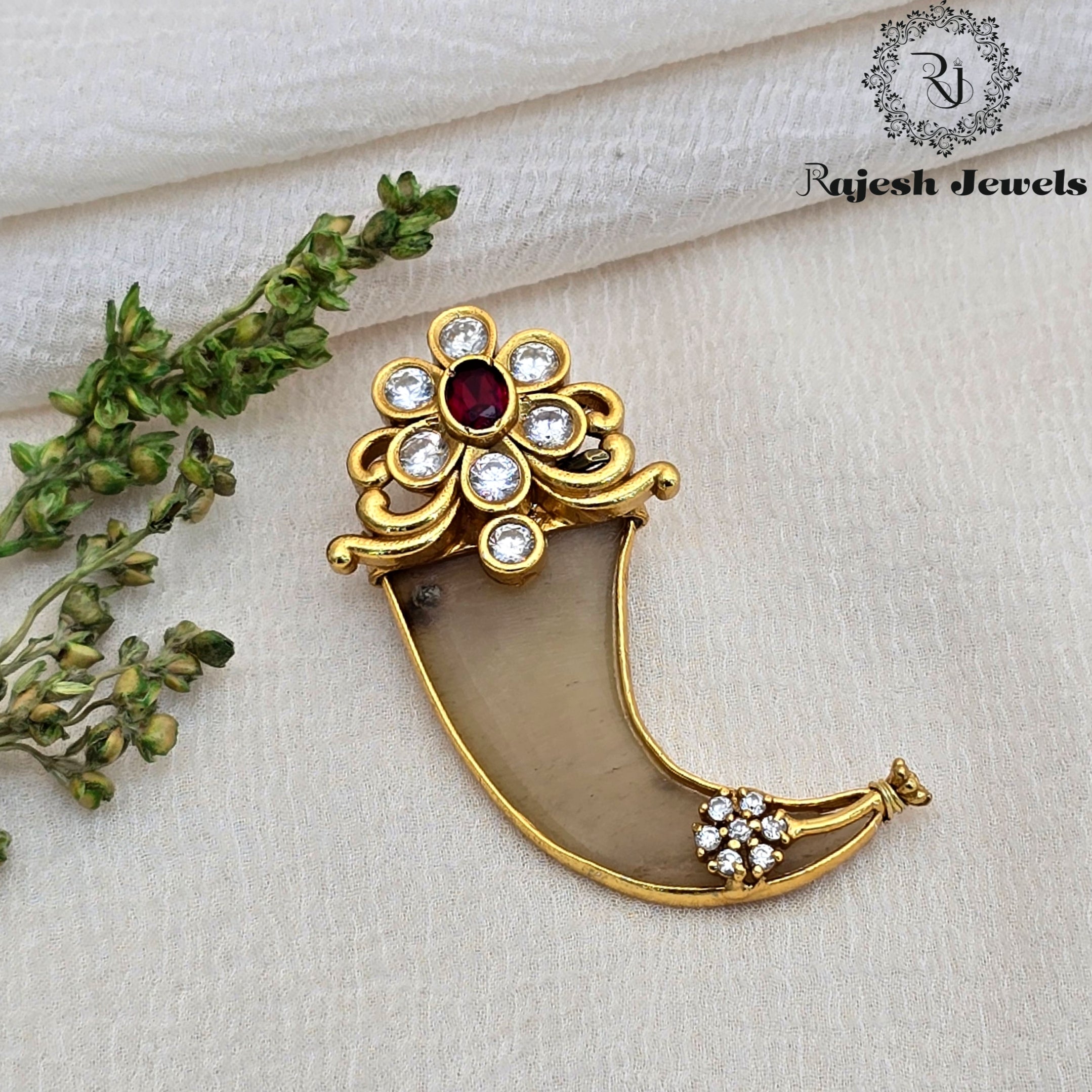 Synthetic Lion Nail Silver Pendant