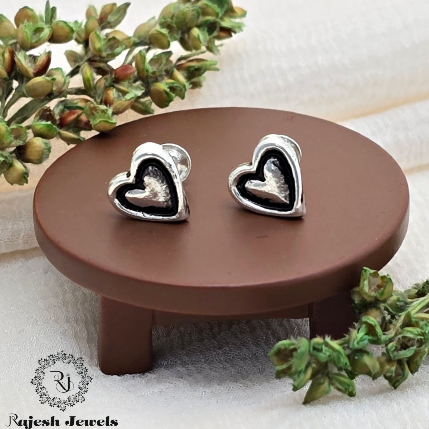 Lovable Silver South Screw Stud Earrings
